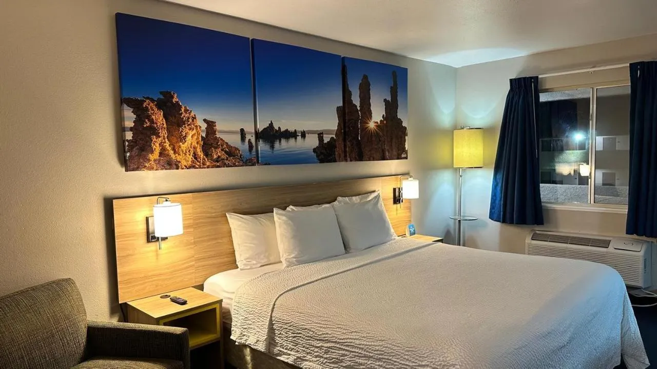 Bed in Days Inn by Wyndham Ridgecrest near China Lake Naval Station