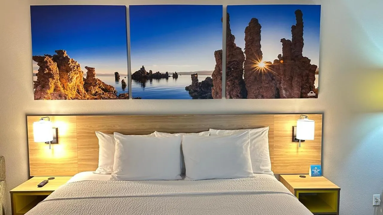 Bedroom, Bed in Days Inn by Wyndham Ridgecrest near China Lake Naval Station