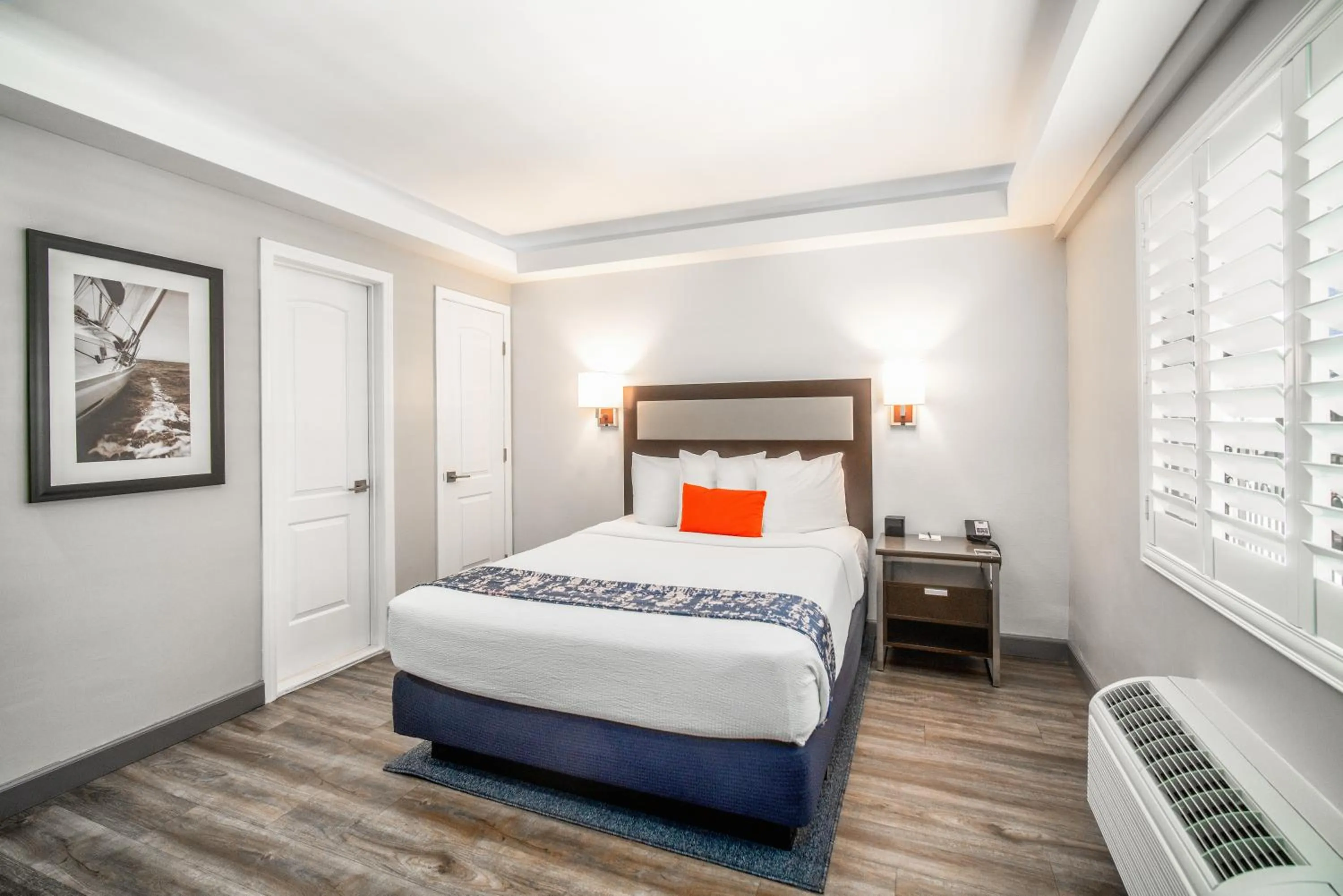 Bed in Inn at 50 Long Beach Convention Center