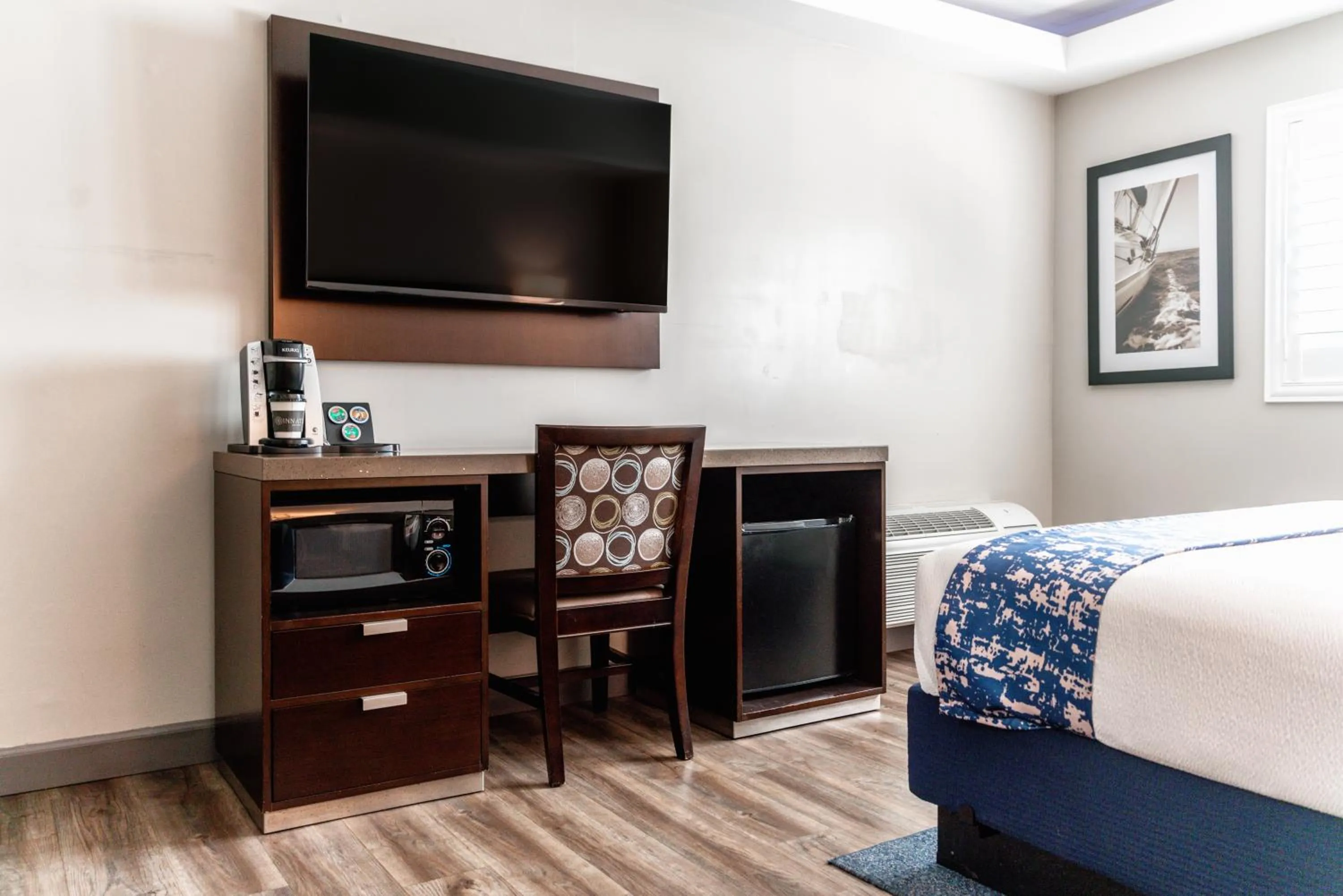 Bed in Inn at 50 Long Beach Convention Center