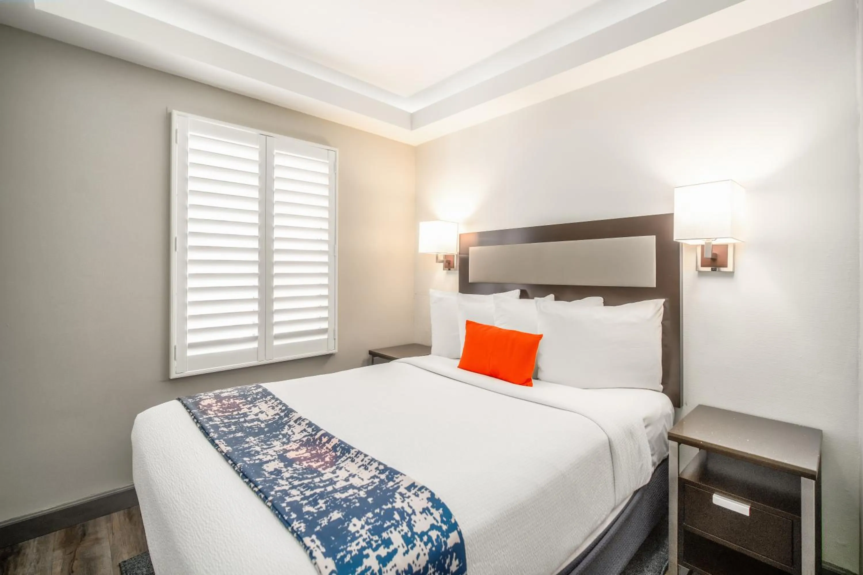 Bed in Inn at 50 Long Beach Convention Center