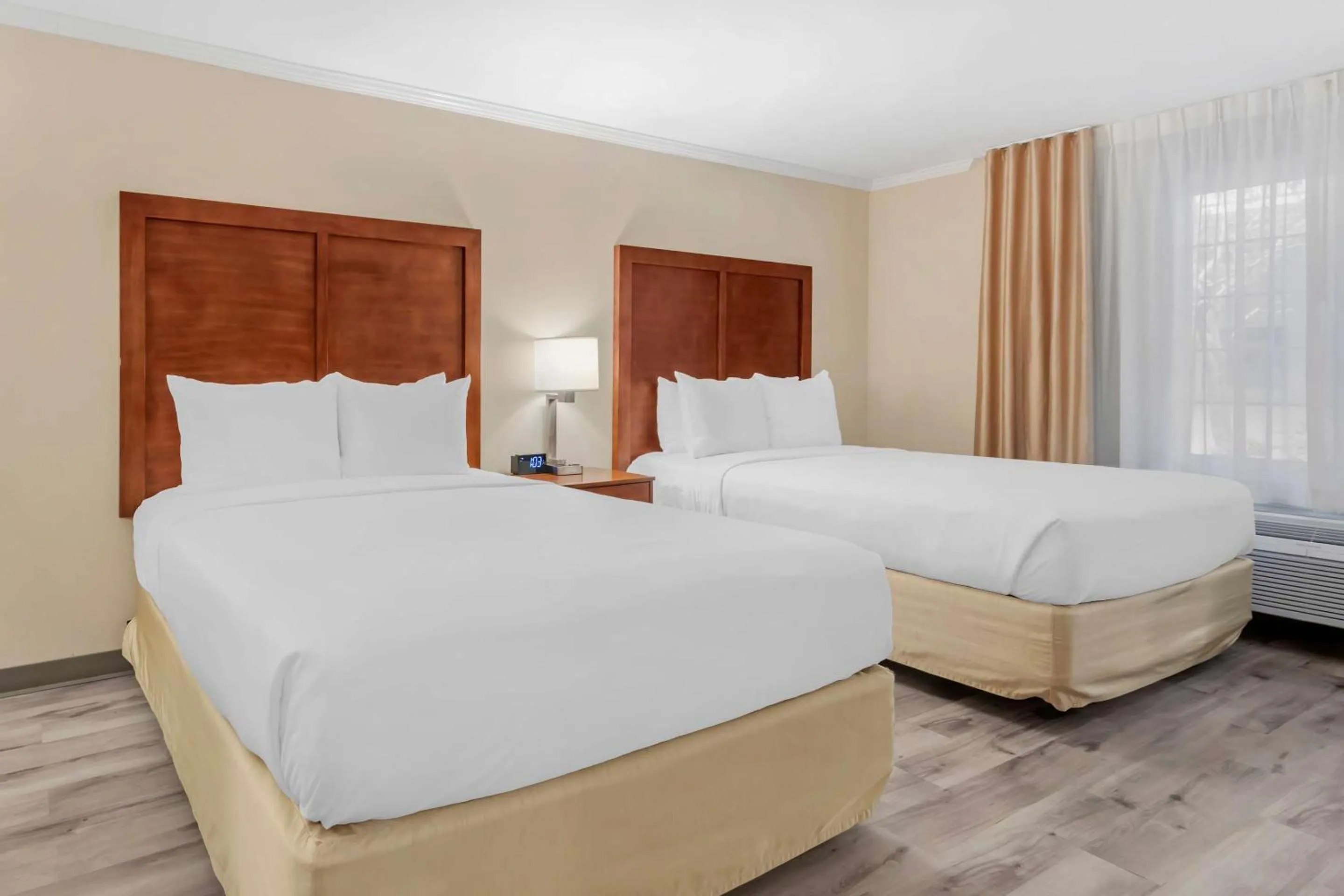 Bedroom, Bed in Comfort Inn Santa Monica - West Los Angeles