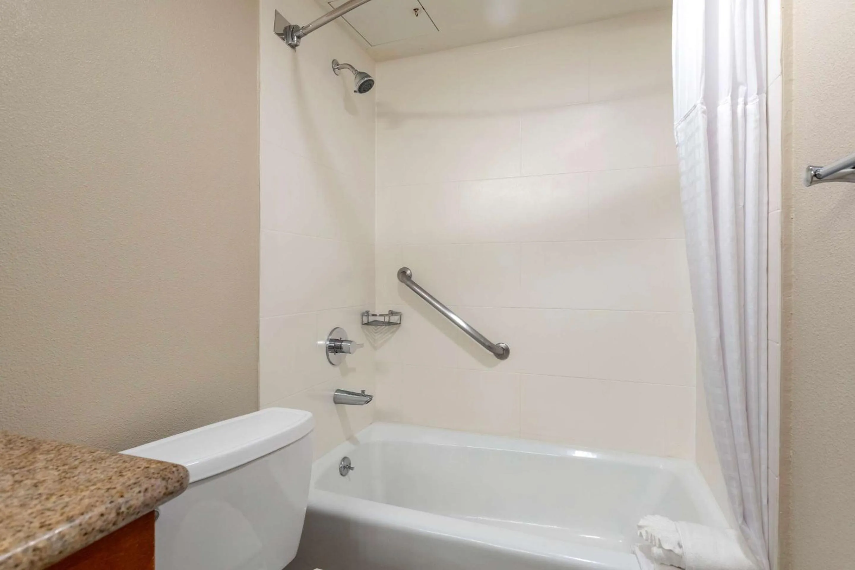 Bedroom in Comfort Inn Santa Monica - West Los Angeles