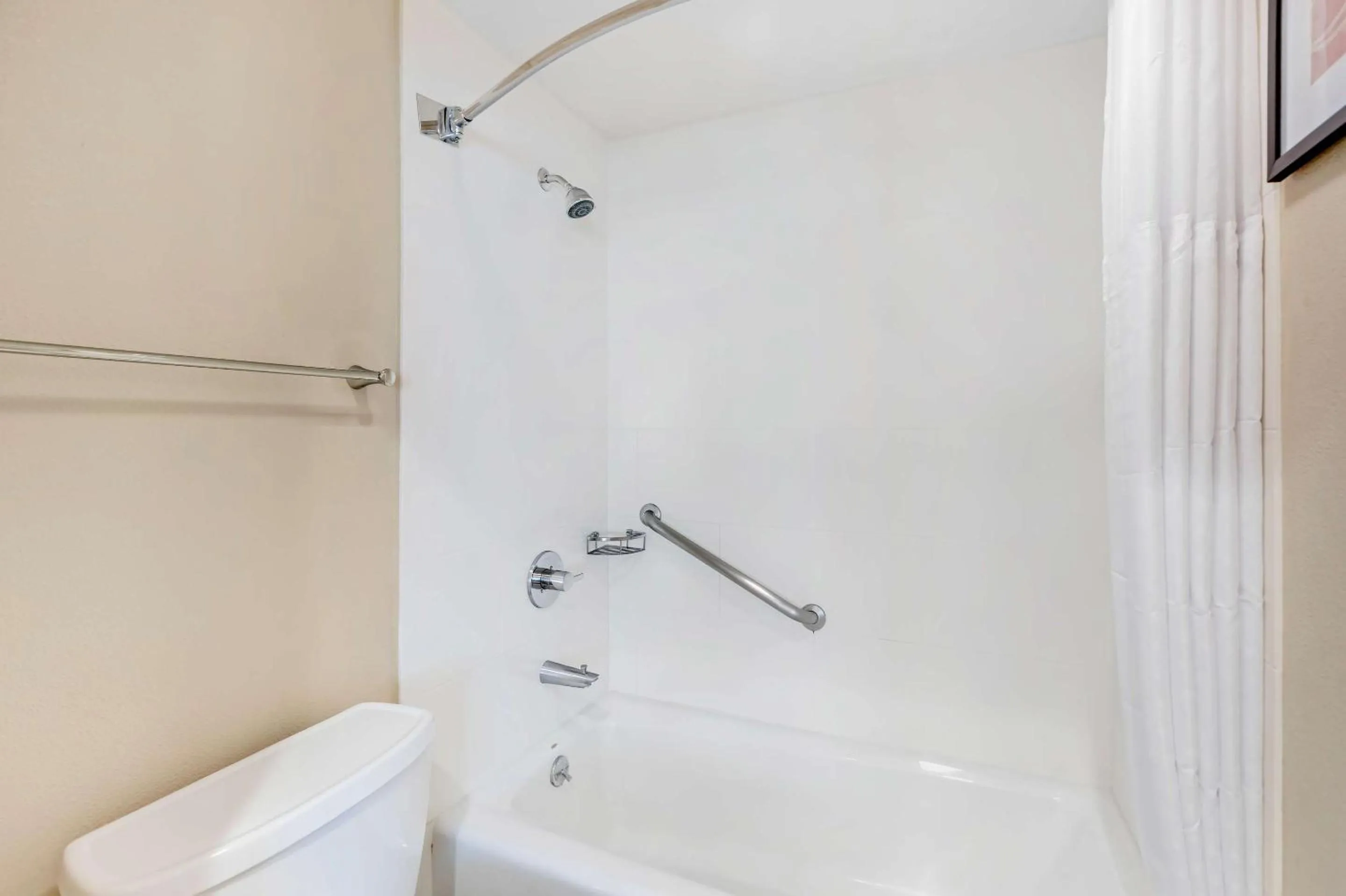 Bedroom in Comfort Inn Santa Monica - West Los Angeles