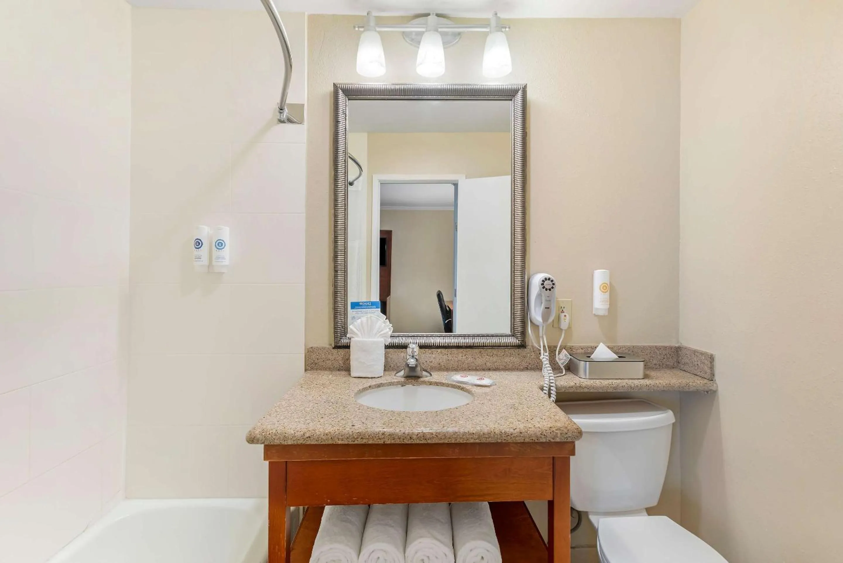 Bedroom in Comfort Inn Santa Monica - West Los Angeles