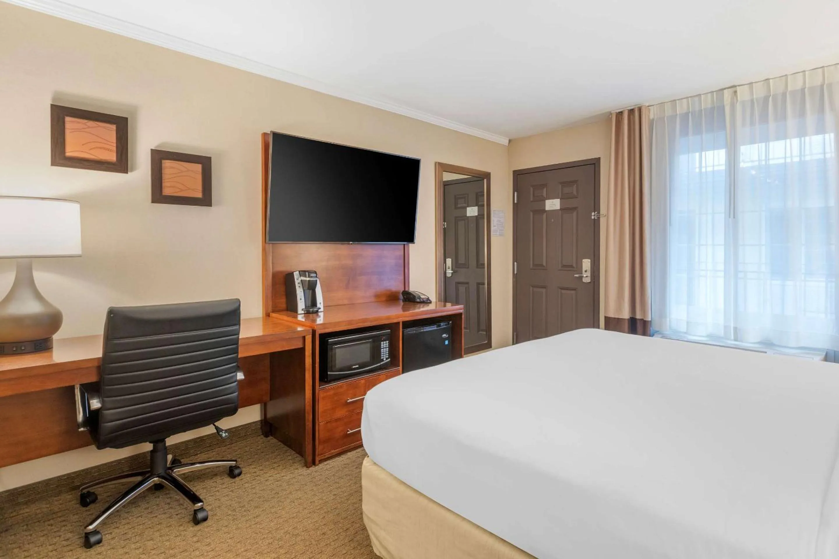 Bedroom, Bed in Comfort Inn Santa Monica - West Los Angeles