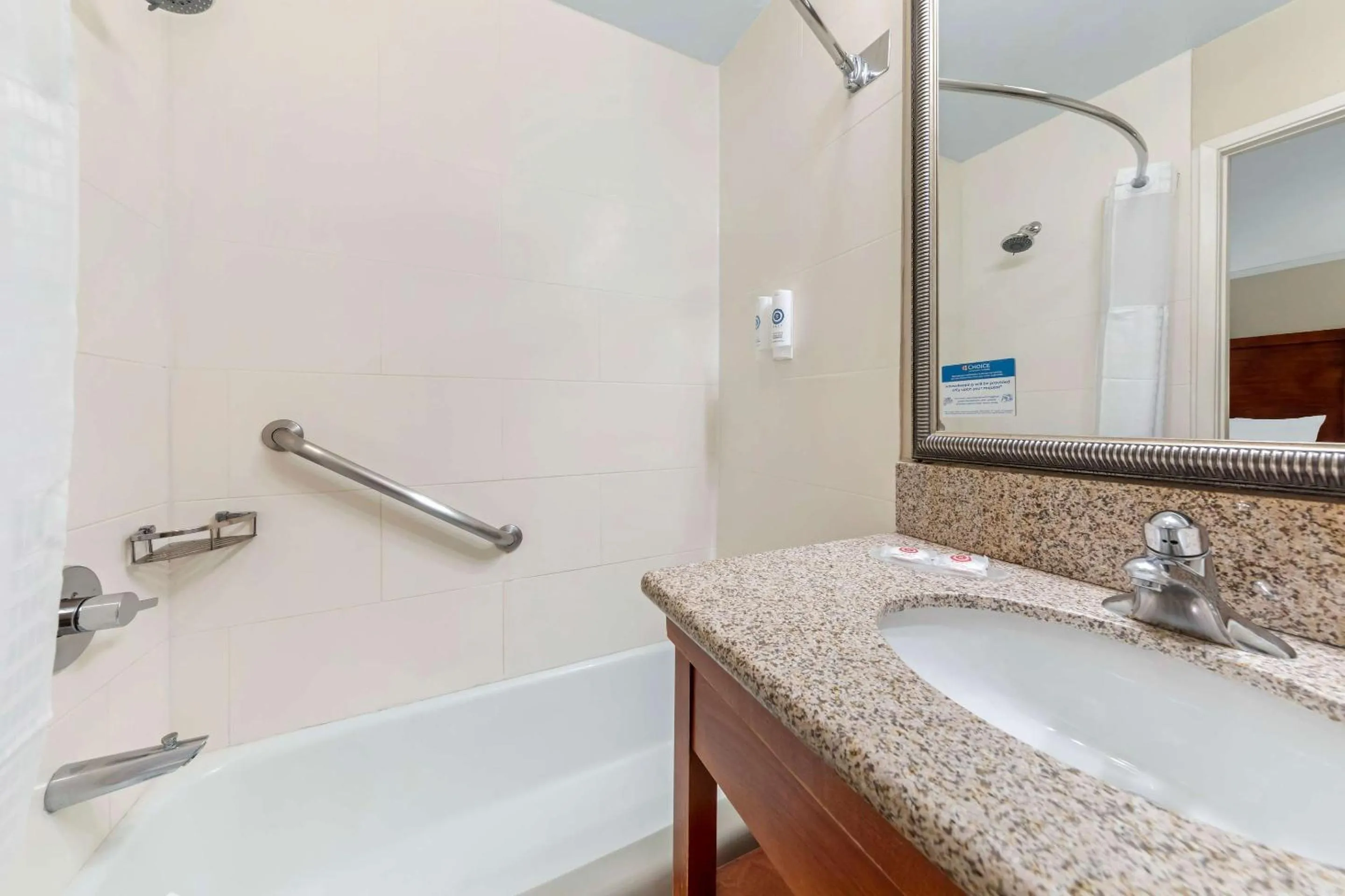 Bedroom in Comfort Inn Santa Monica - West Los Angeles