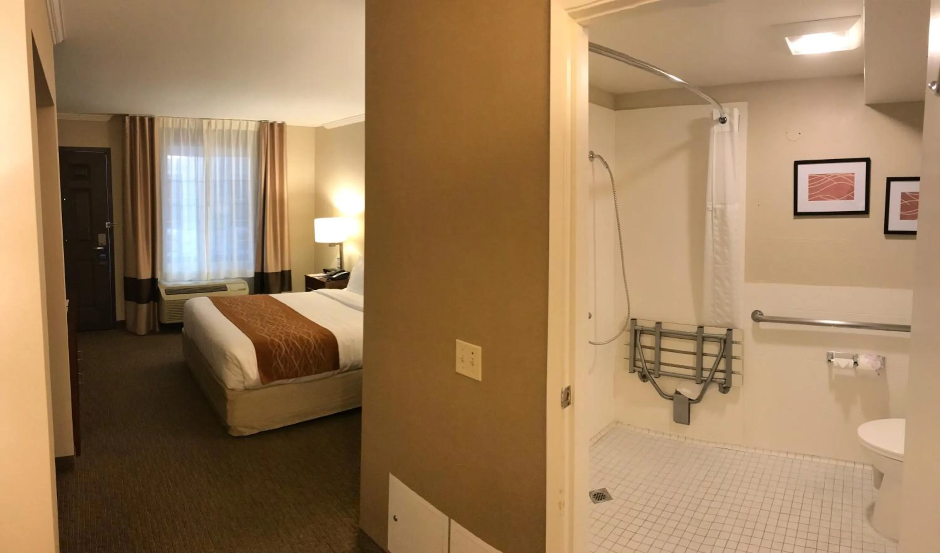 Property building, Bed in Comfort Inn Santa Monica - West Los Angeles