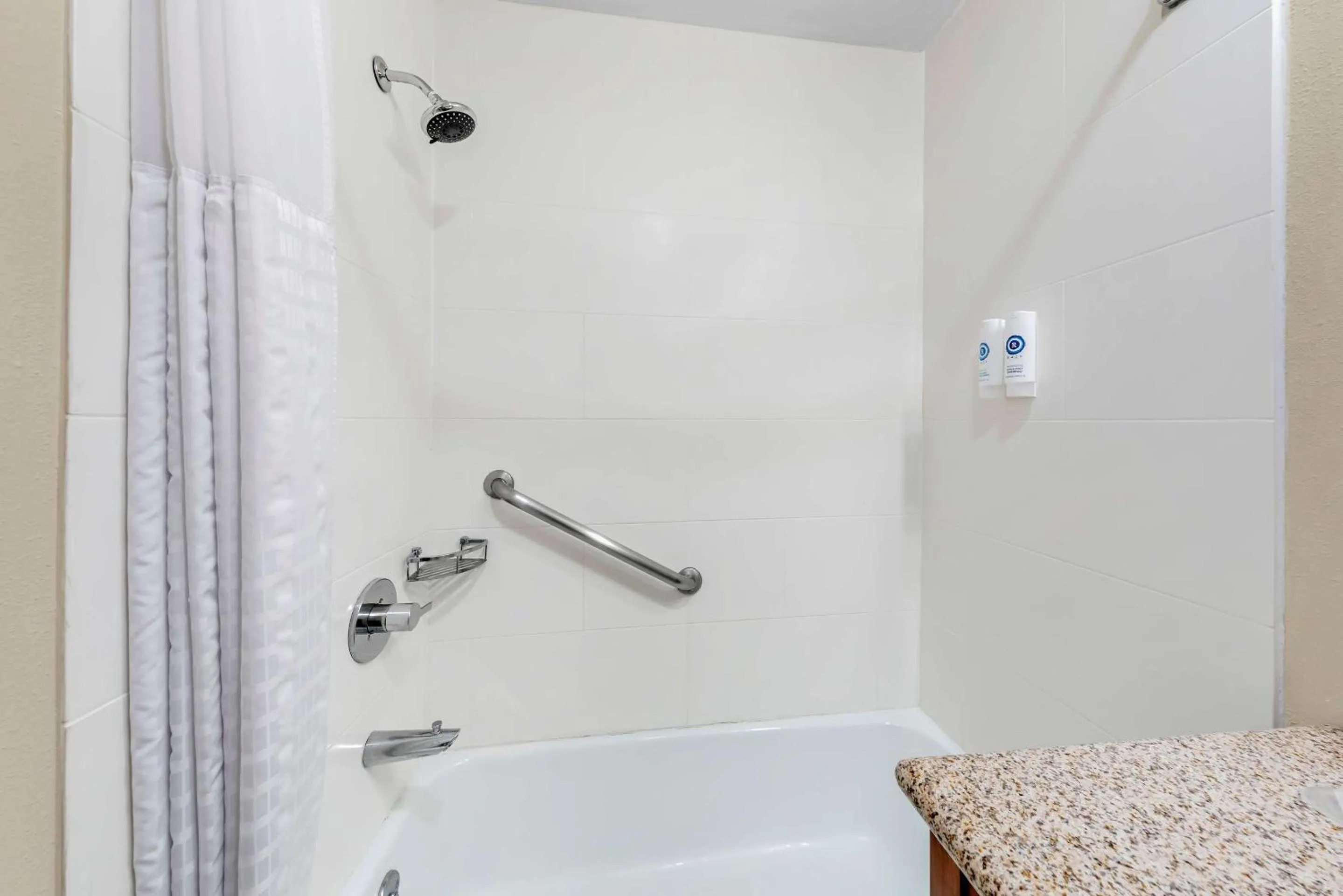 Bedroom in Comfort Inn Santa Monica - West Los Angeles