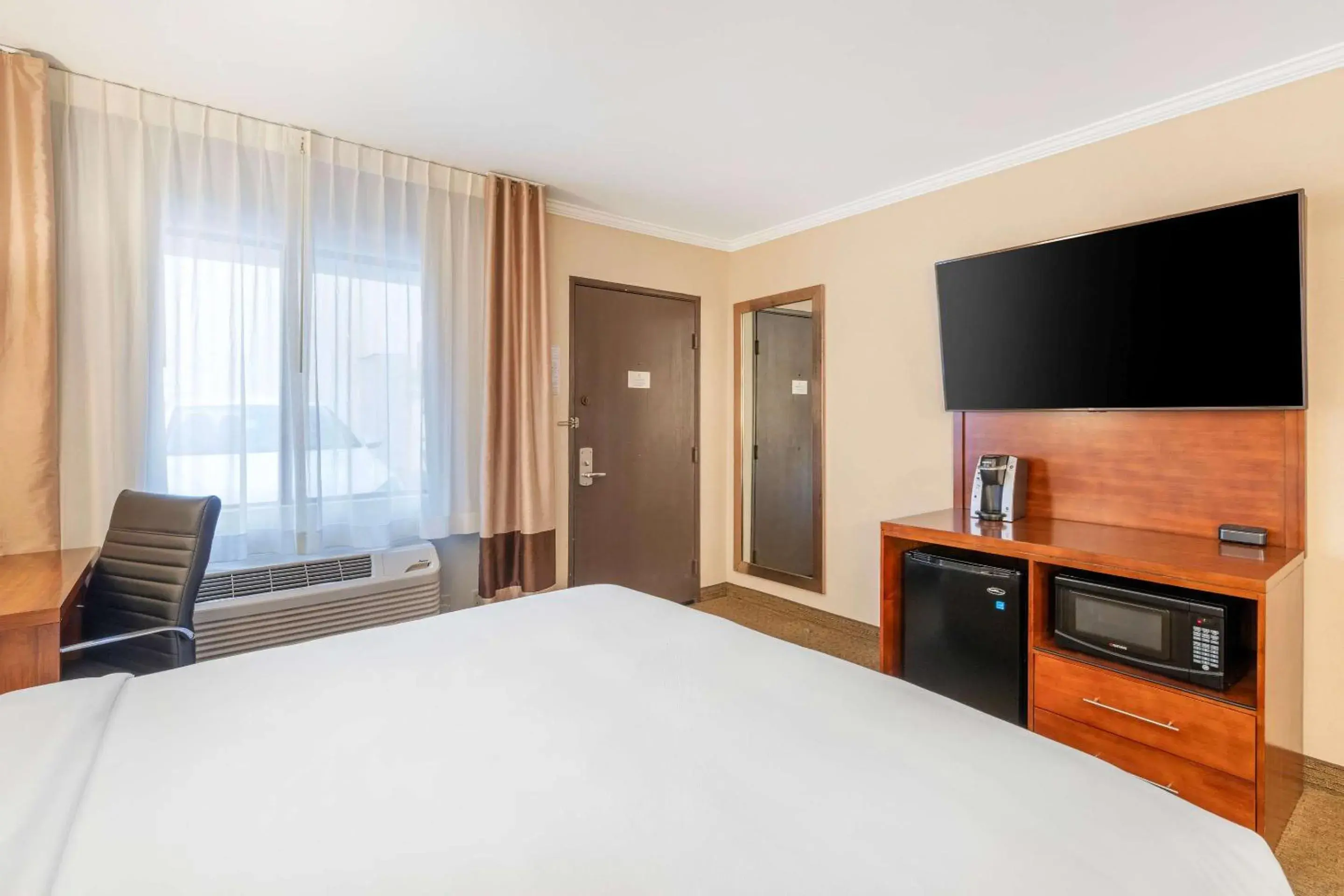 Bedroom, Bed in Comfort Inn Santa Monica - West Los Angeles Bedroom, Bed in Comfort Inn Santa Monica - West Los Angeles