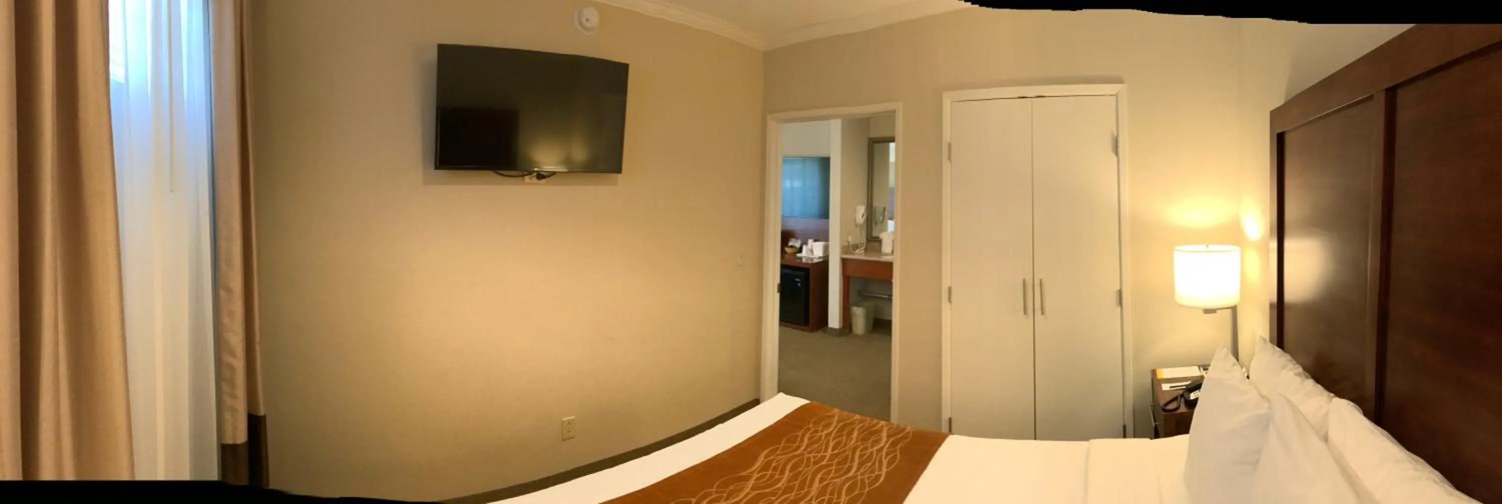 Property building, Bed in Comfort Inn Santa Monica - West Los Angeles