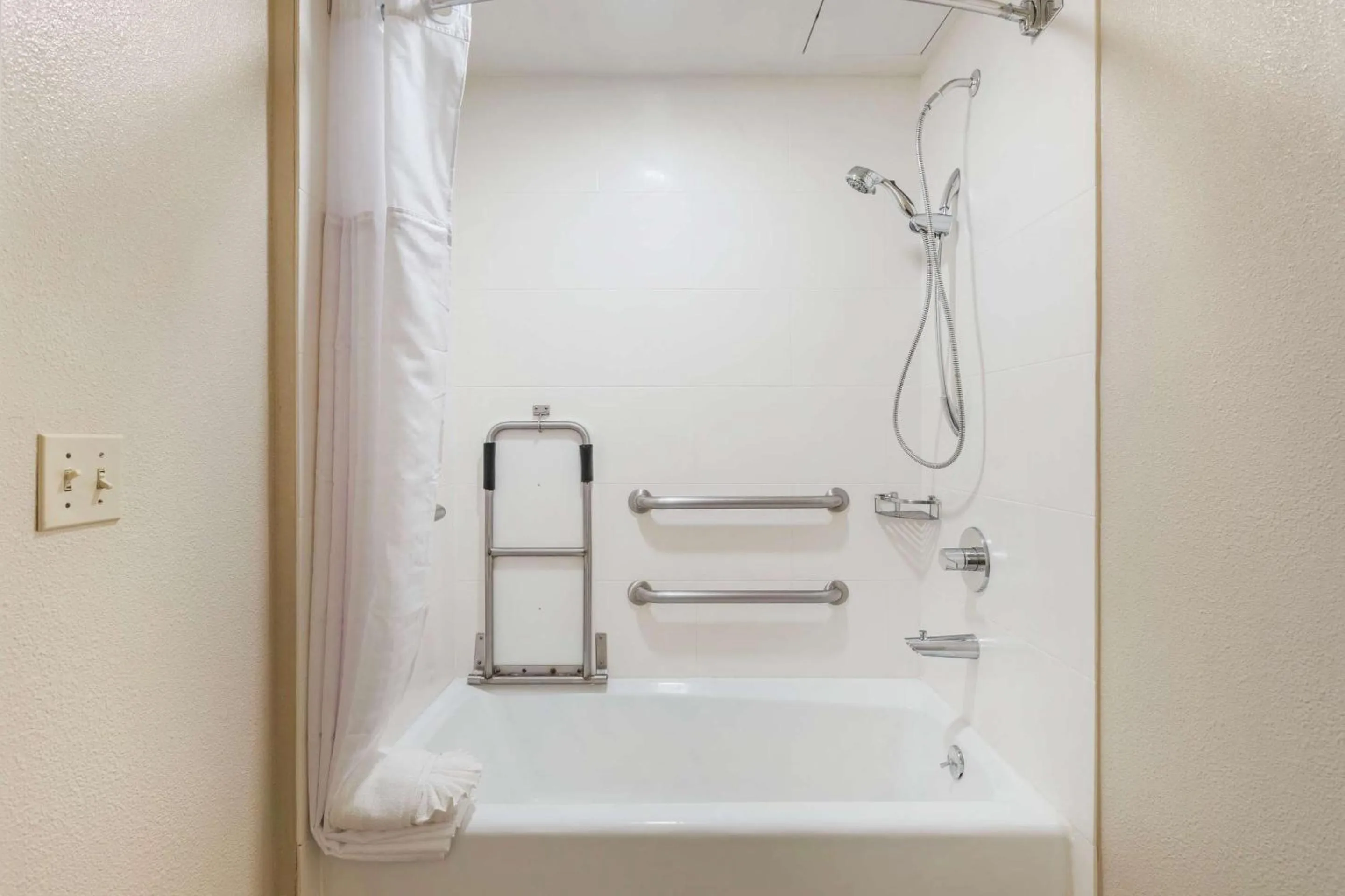 Bedroom in Comfort Inn Santa Monica - West Los Angeles