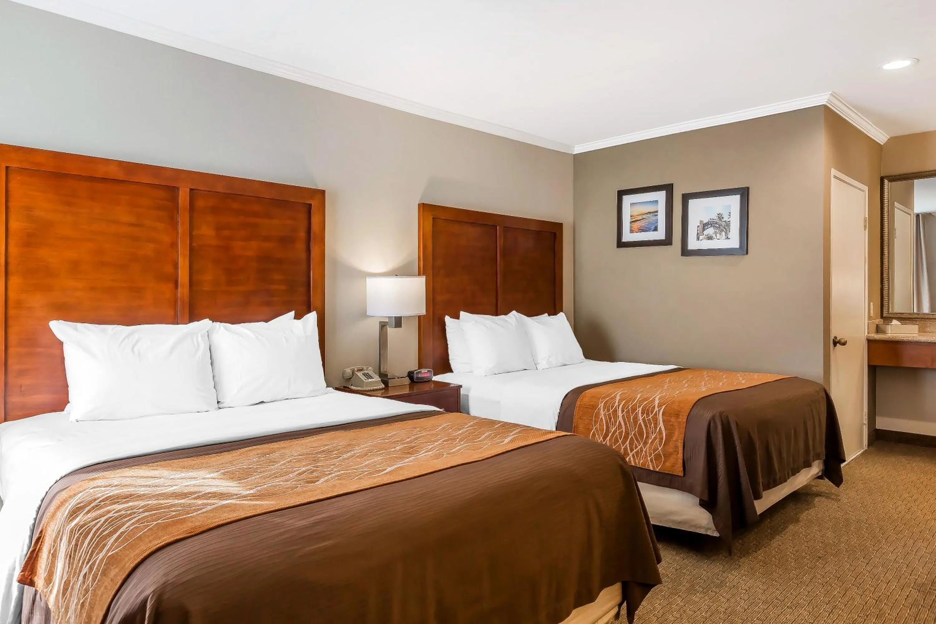 Property building, Bed in Comfort Inn Santa Monica - West Los Angeles