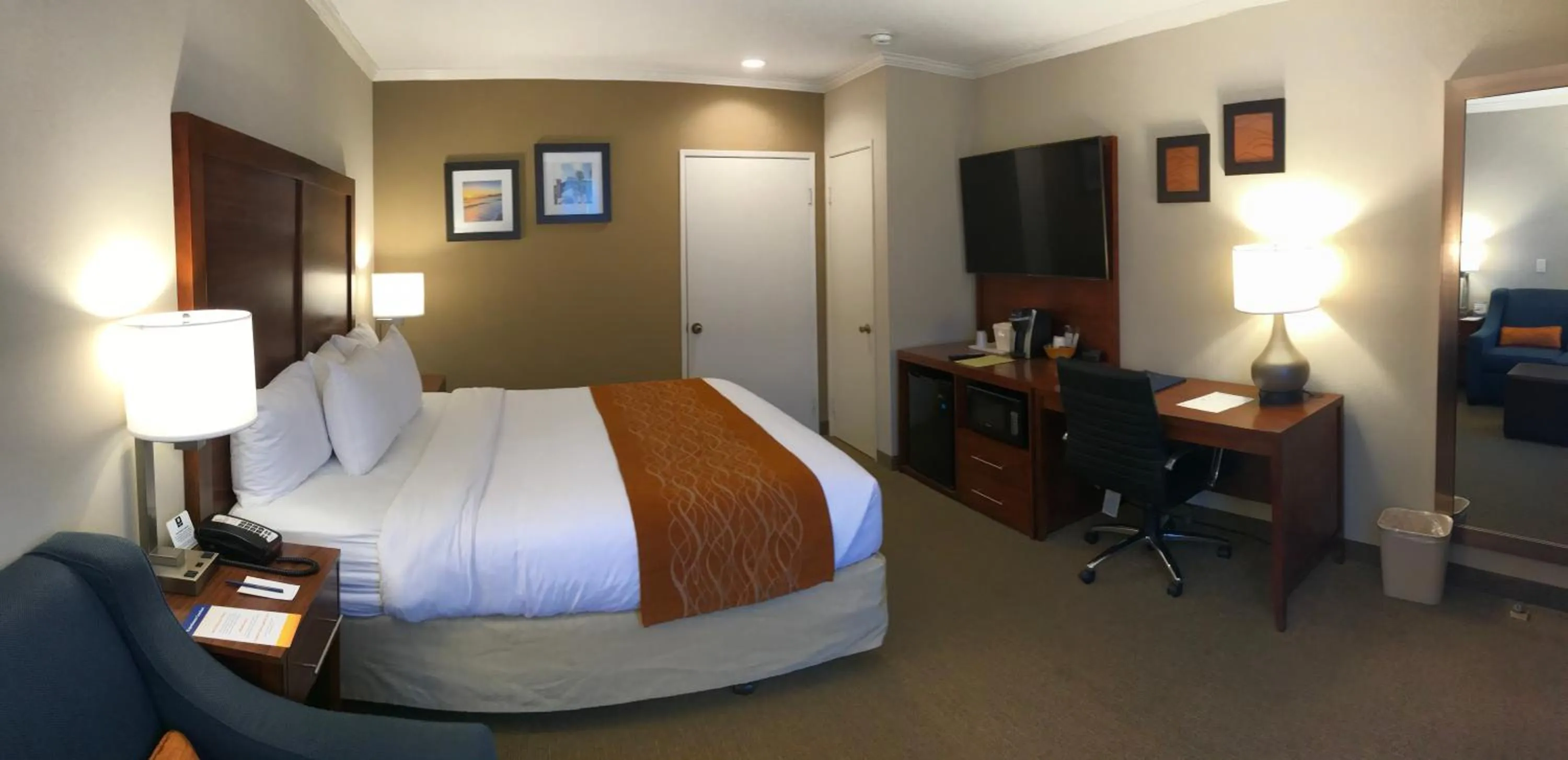 Property building, Bed in Comfort Inn Santa Monica - West Los Angeles