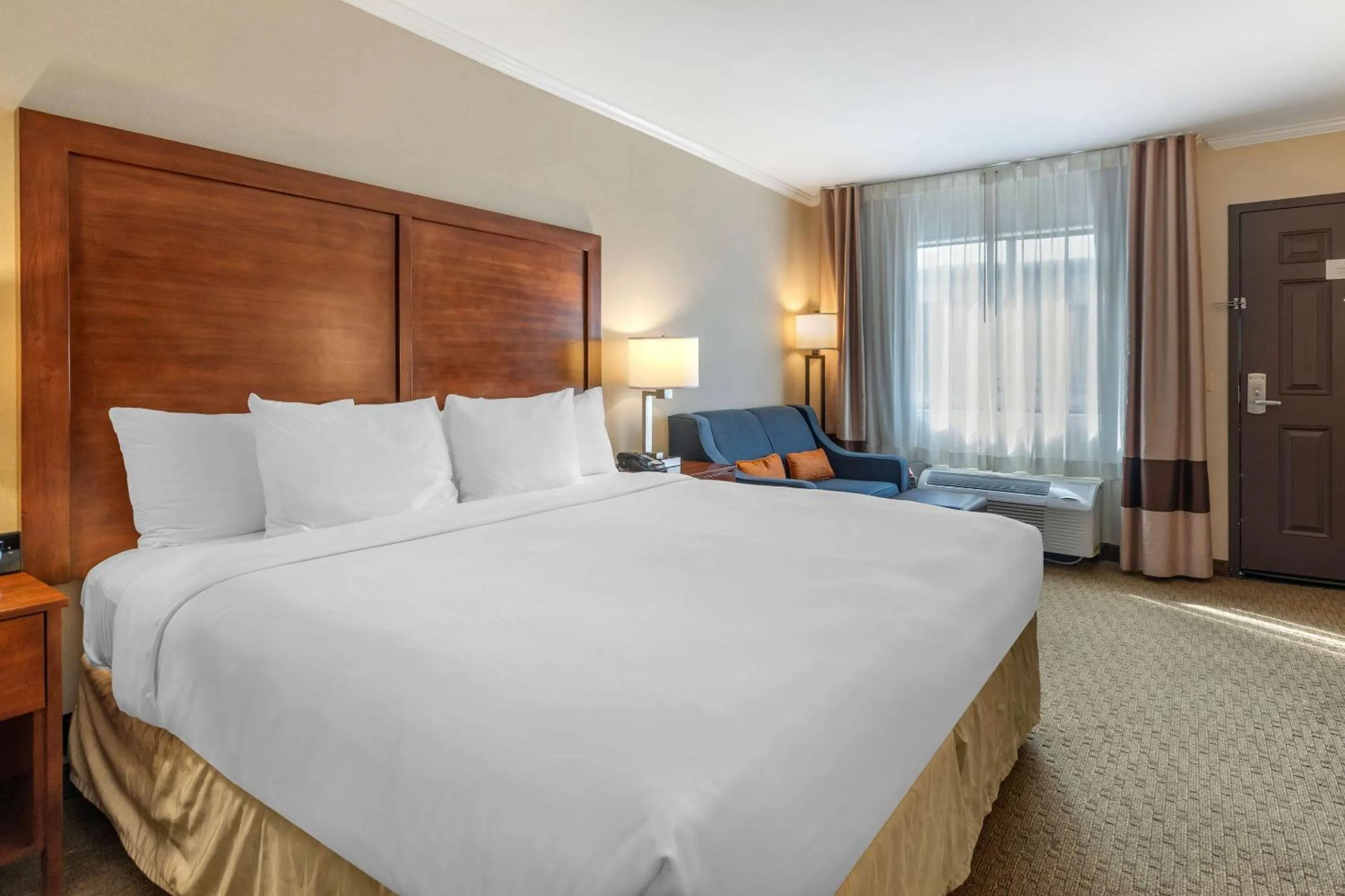 Bedroom, Bed in Comfort Inn Santa Monica - West Los Angeles