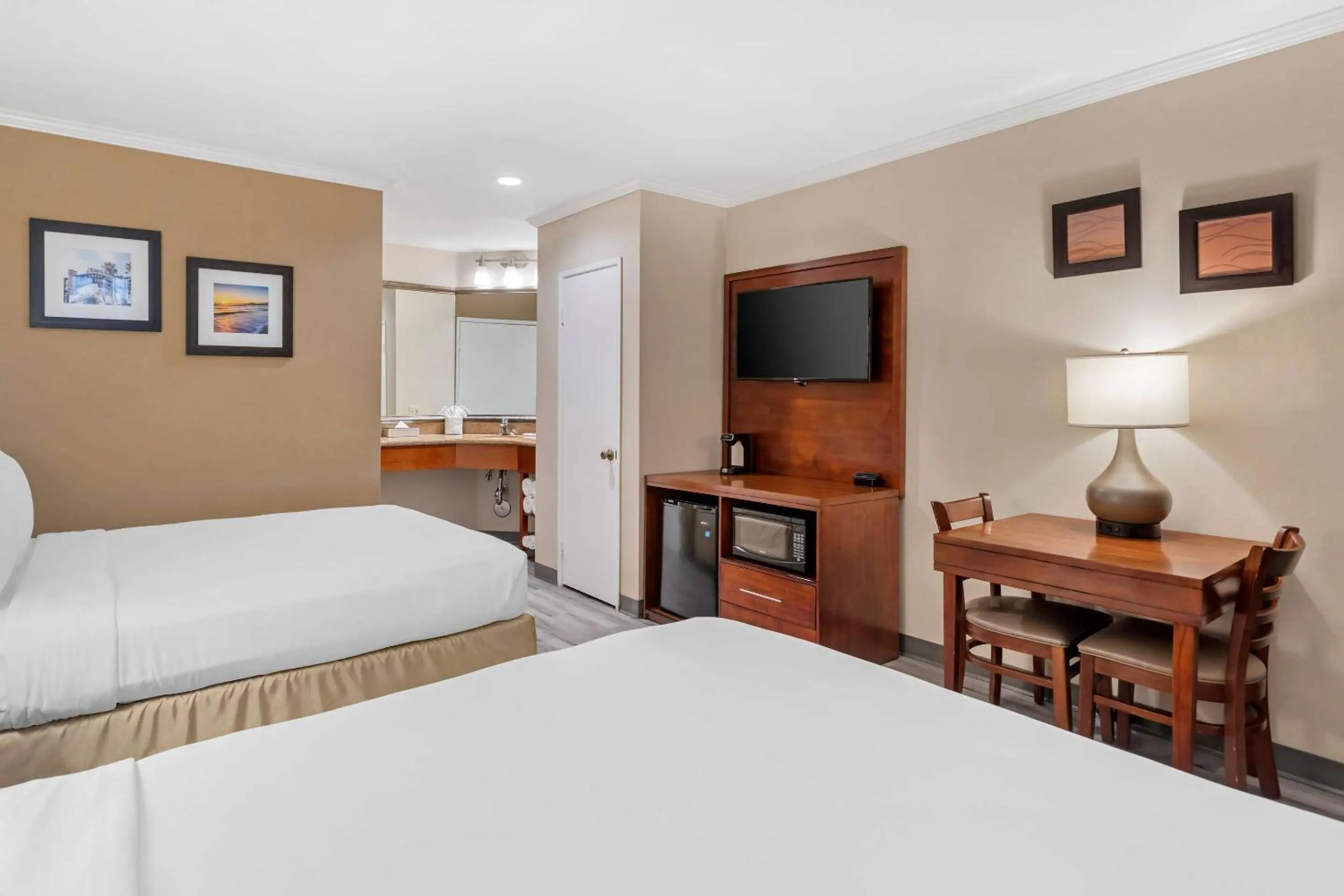 Bedroom, Bed in Comfort Inn Santa Monica - West Los Angeles