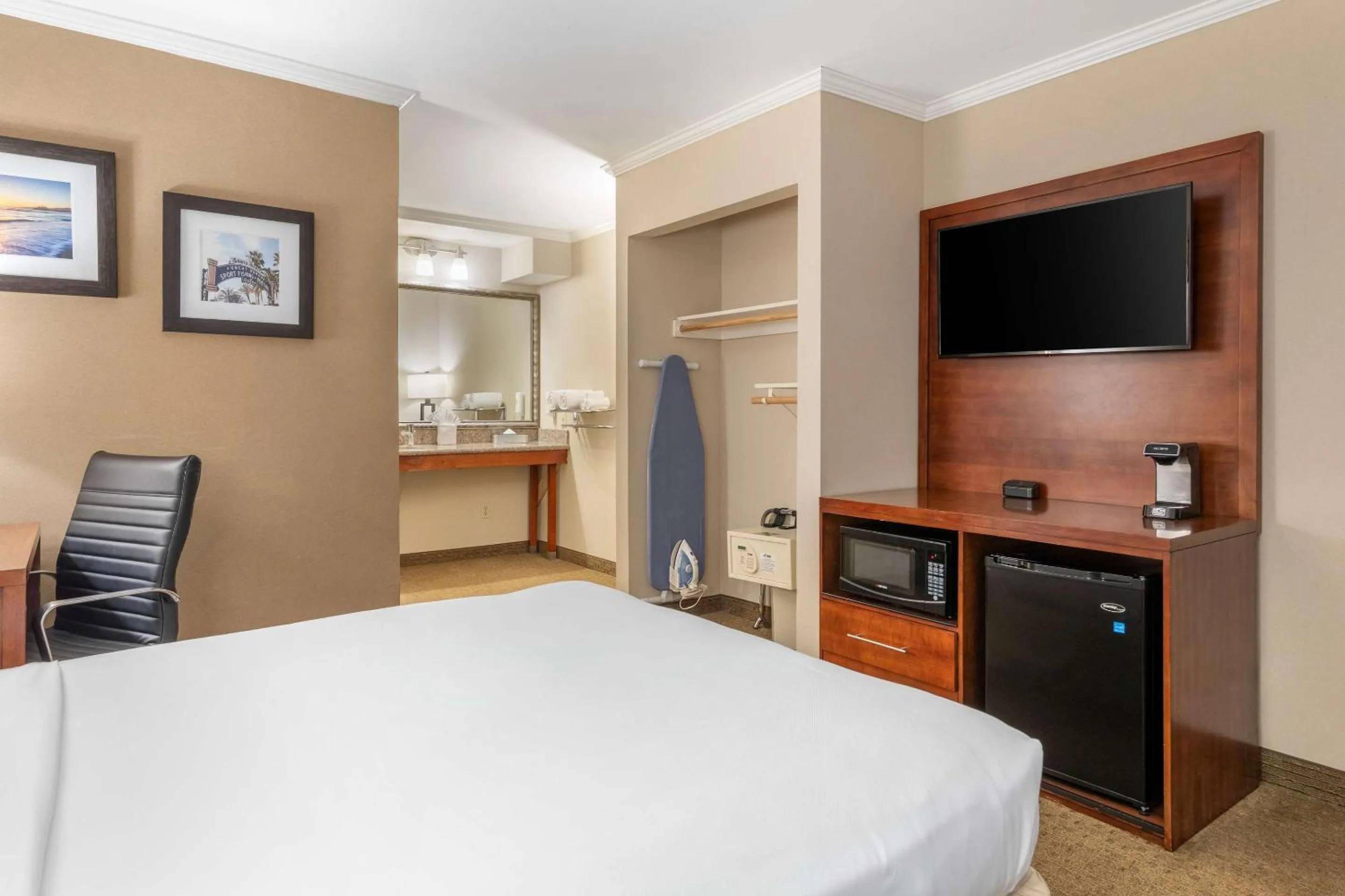 Bedroom, Bed in Comfort Inn Santa Monica - West Los Angeles