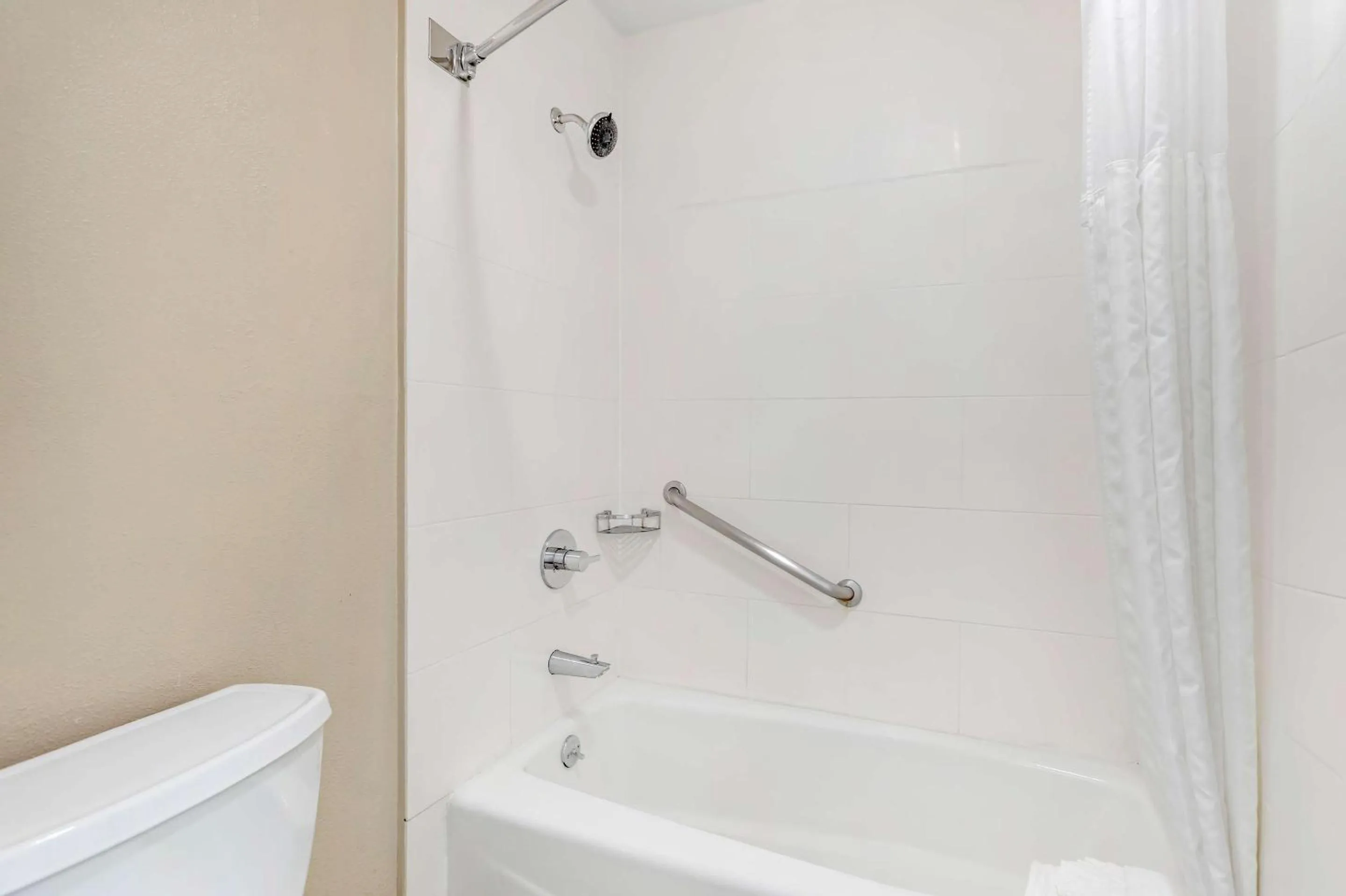 Bedroom in Comfort Inn Santa Monica - West Los Angeles