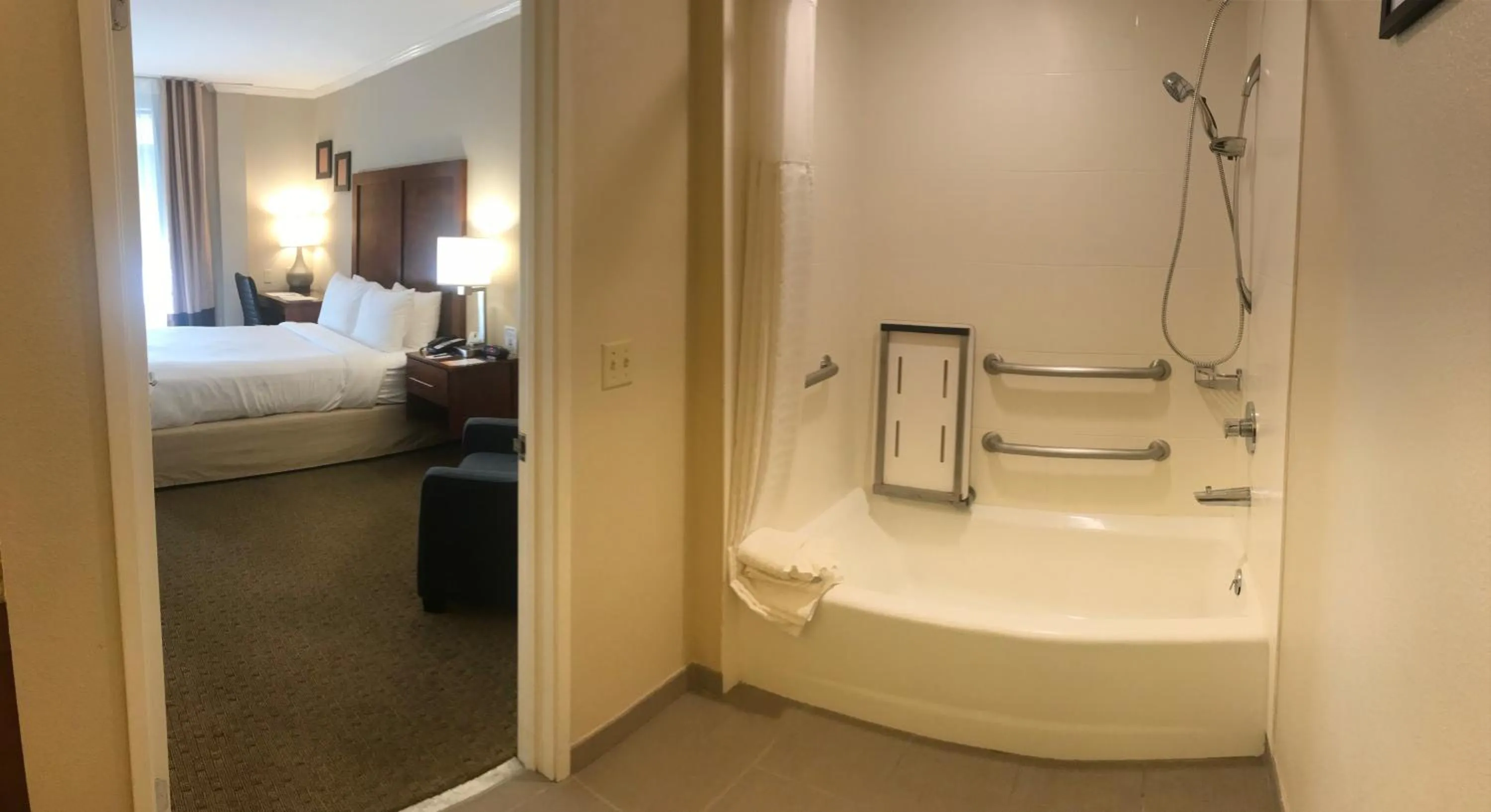 Property building, Bed in Comfort Inn Santa Monica - West Los Angeles