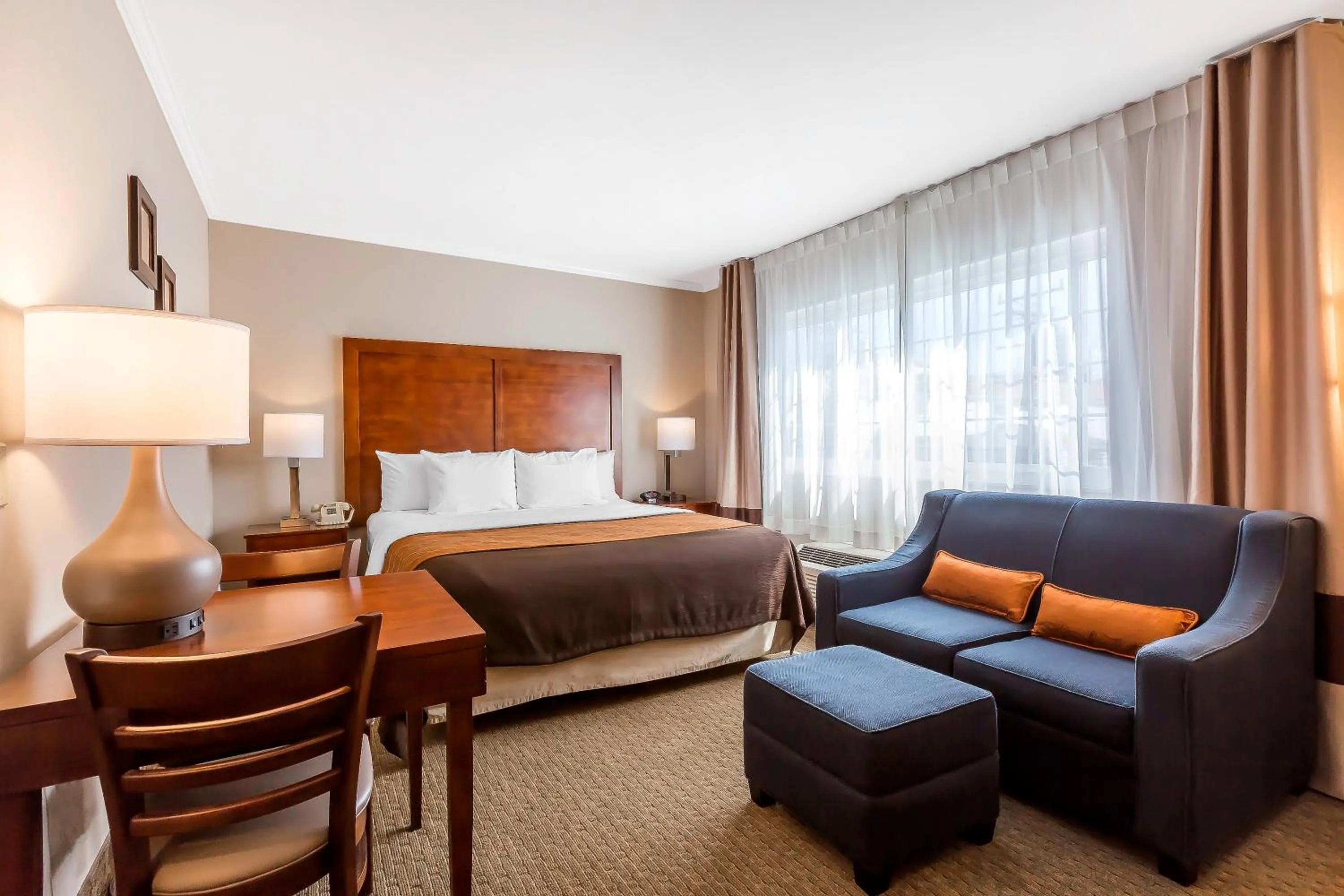 Property building, Bed in Comfort Inn Santa Monica - West Los Angeles