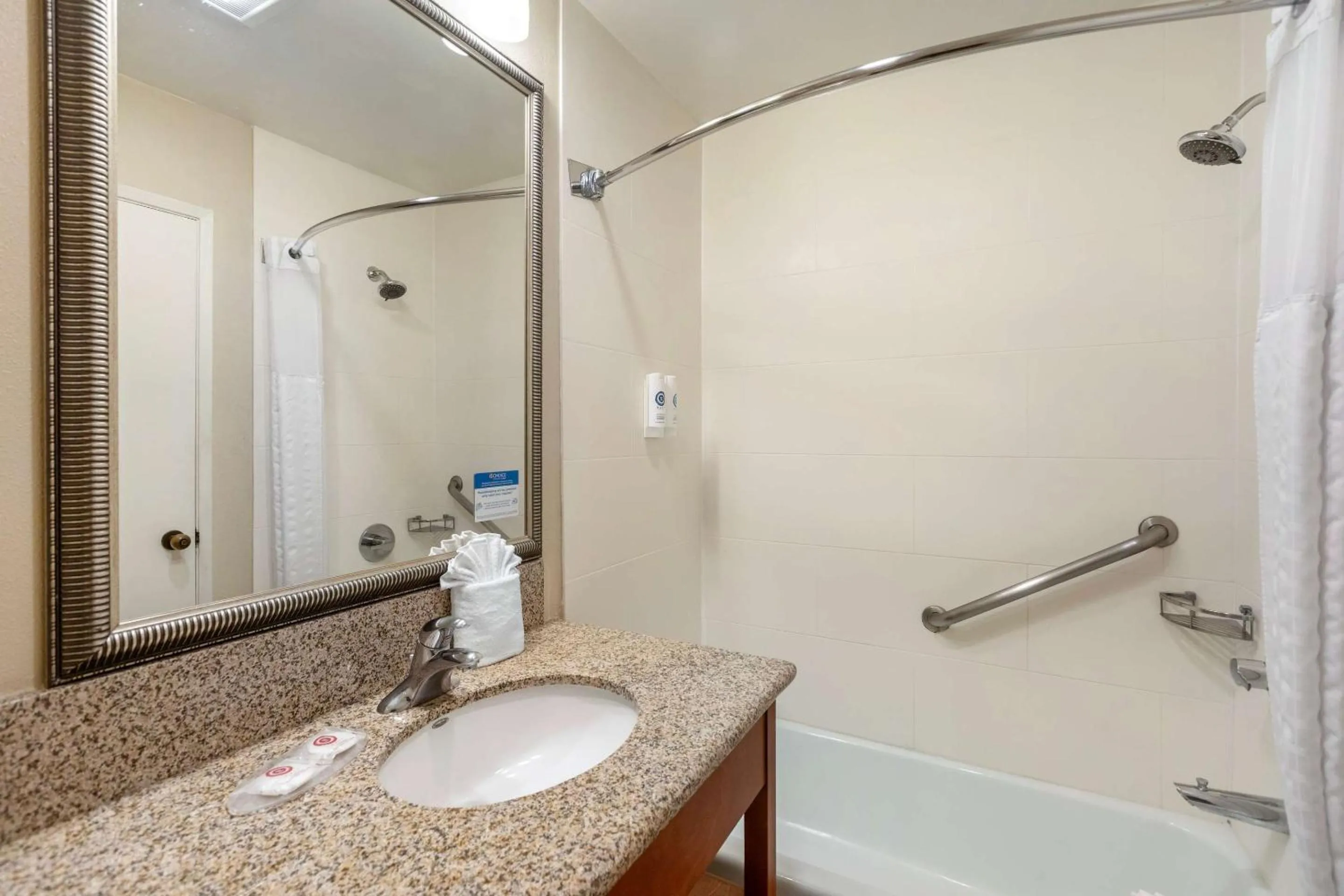 Bedroom in Comfort Inn Santa Monica - West Los Angeles