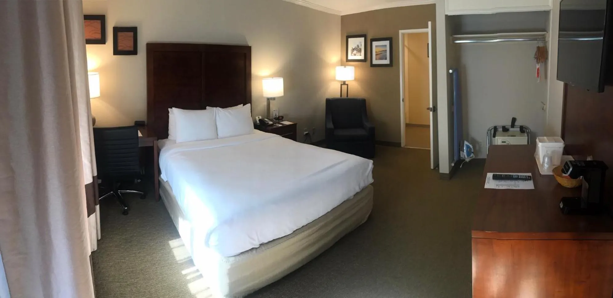 Property building, Bed in Comfort Inn Santa Monica - West Los Angeles