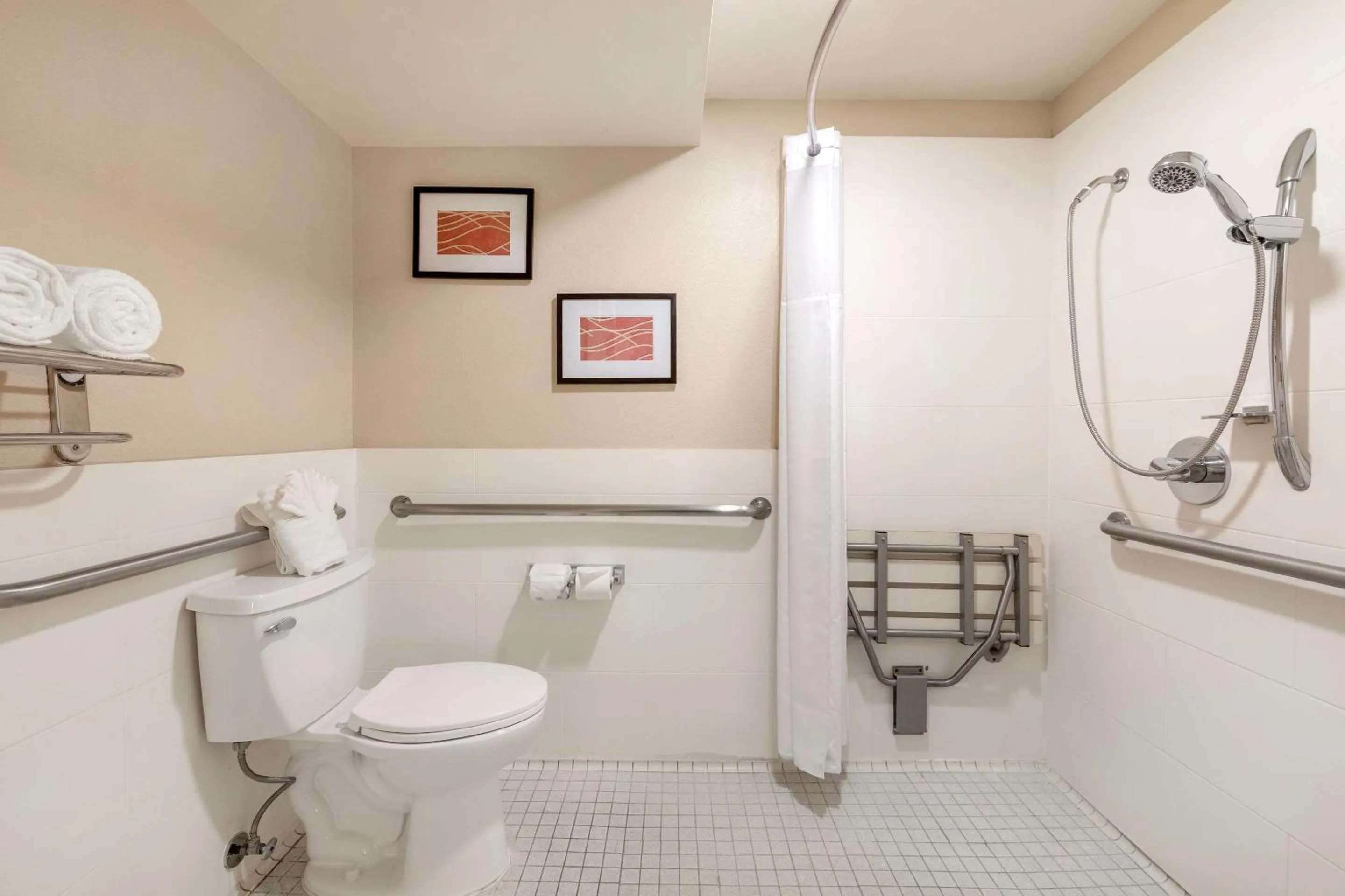 Bedroom in Comfort Inn Santa Monica - West Los Angeles