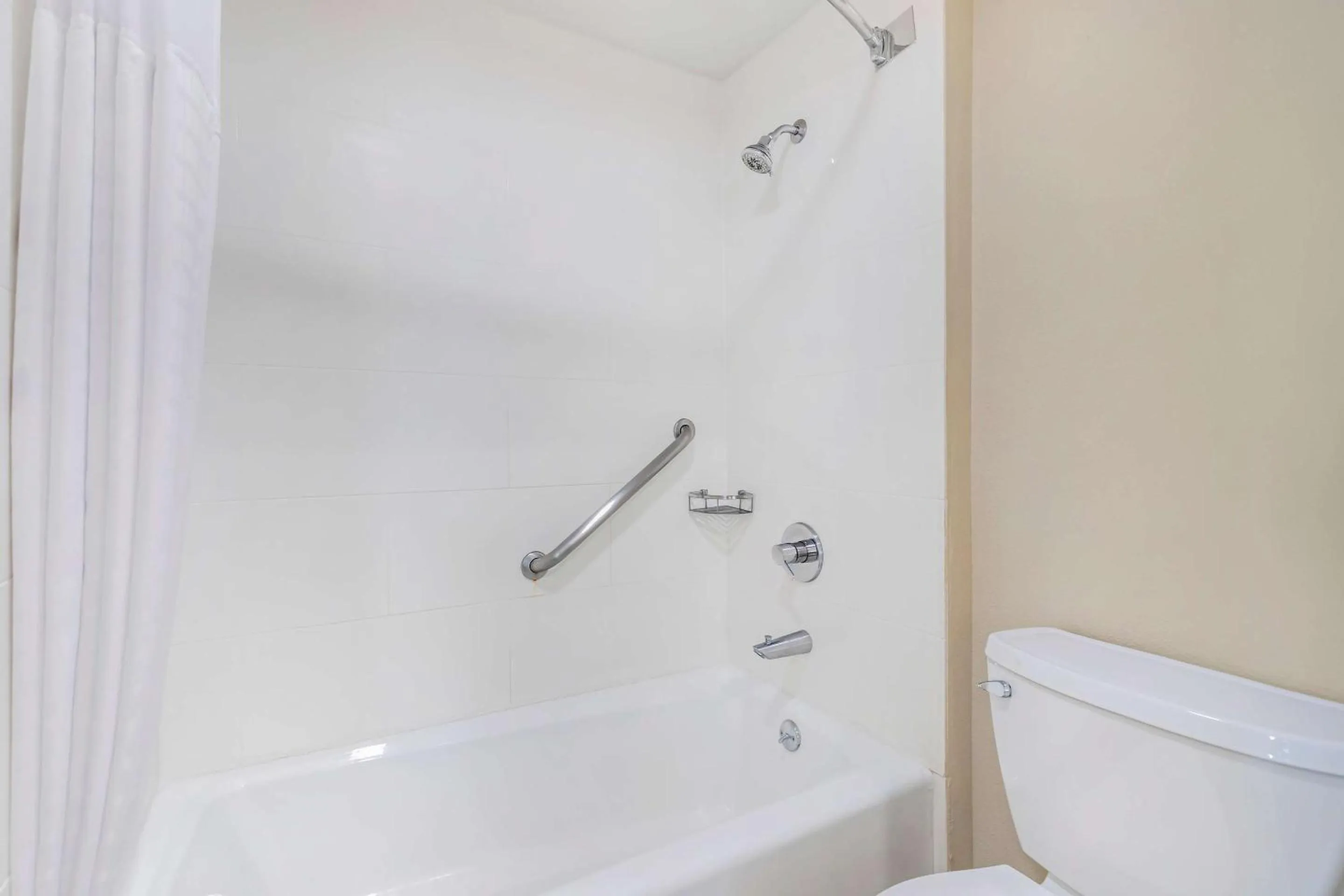 Bedroom in Comfort Inn Santa Monica - West Los Angeles