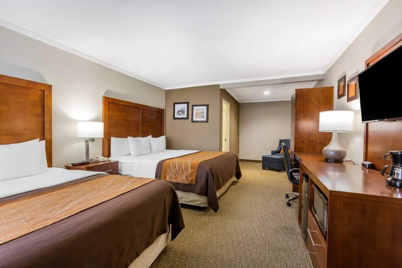 Property building, Bed in Comfort Inn Santa Monica - West Los Angeles