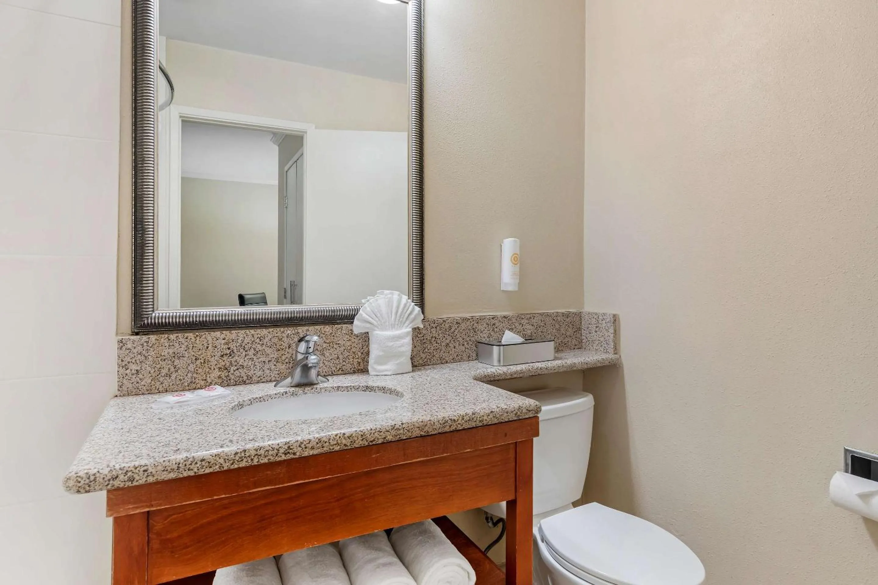 Bedroom in Comfort Inn Santa Monica - West Los Angeles