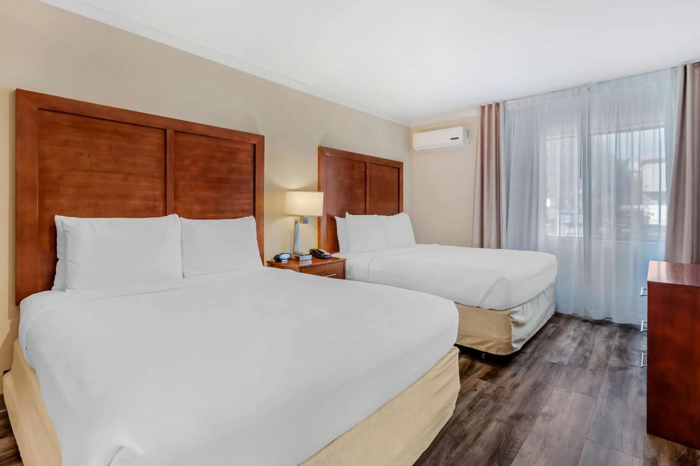 Bedroom, Bed in Comfort Inn Santa Monica - West Los Angeles