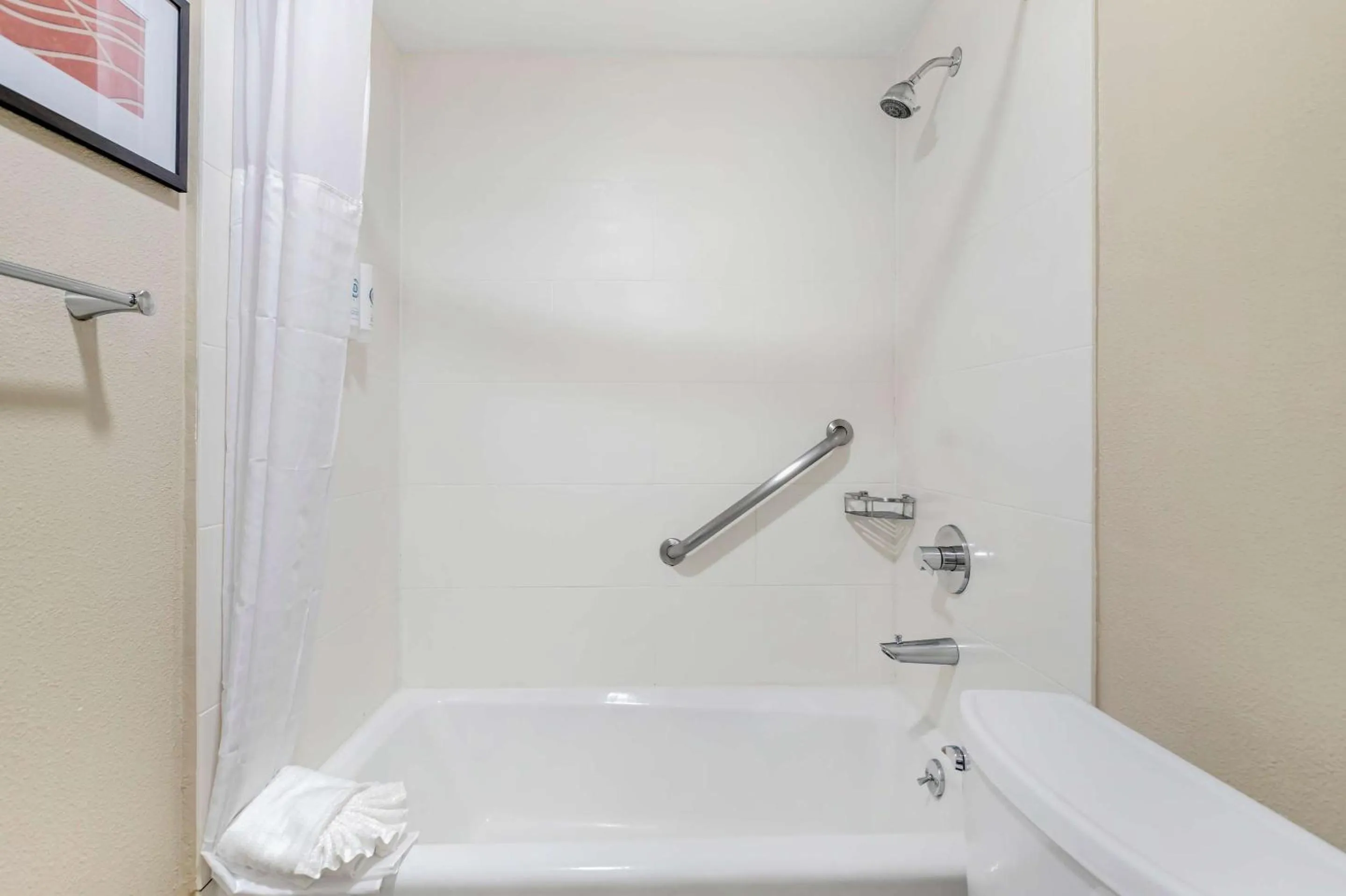 Bedroom in Comfort Inn Santa Monica - West Los Angeles