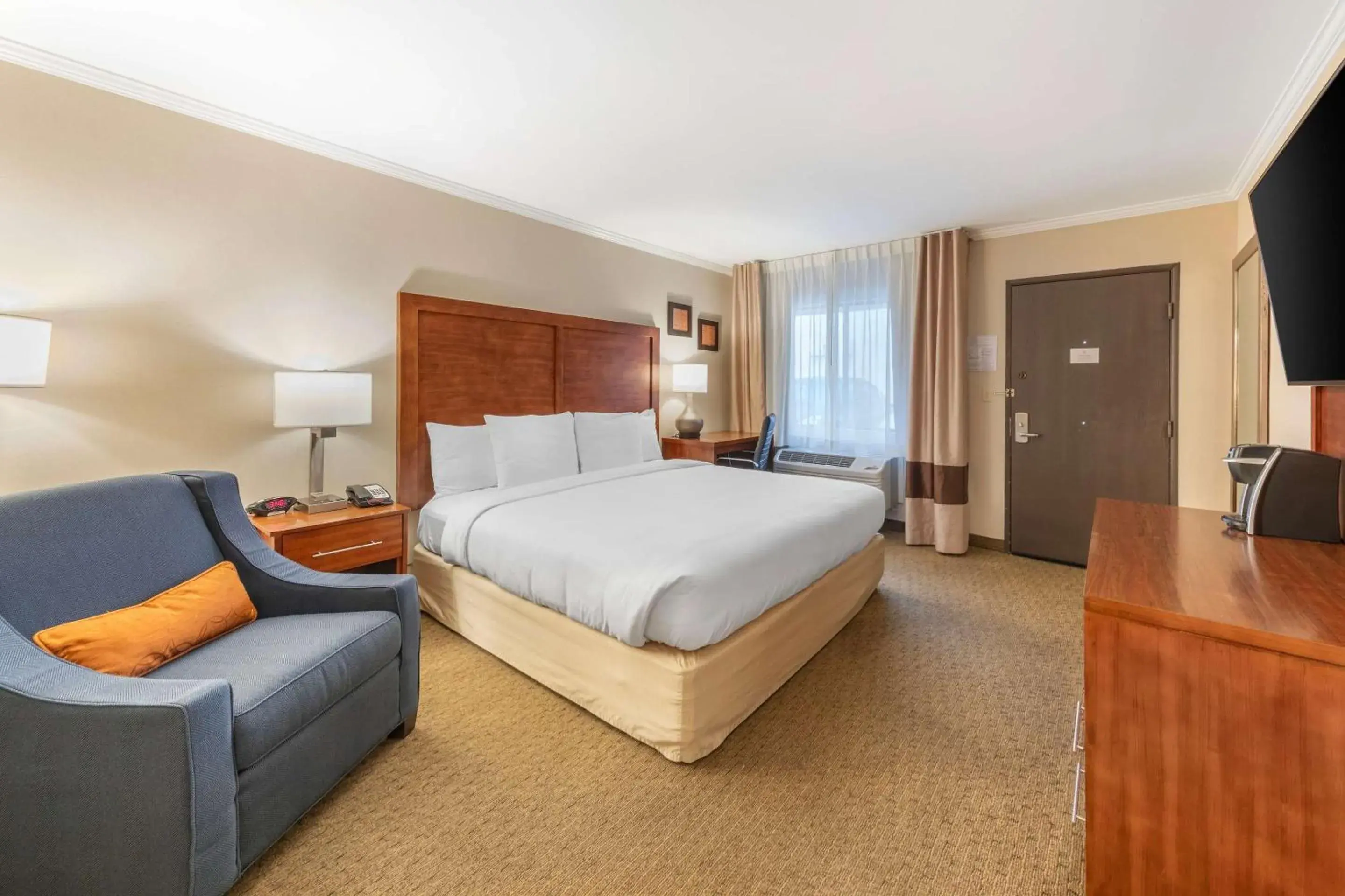 Bedroom, Bed in Comfort Inn Santa Monica - West Los Angeles Bedroom, Bed in Comfort Inn Santa Monica - West Los Angeles