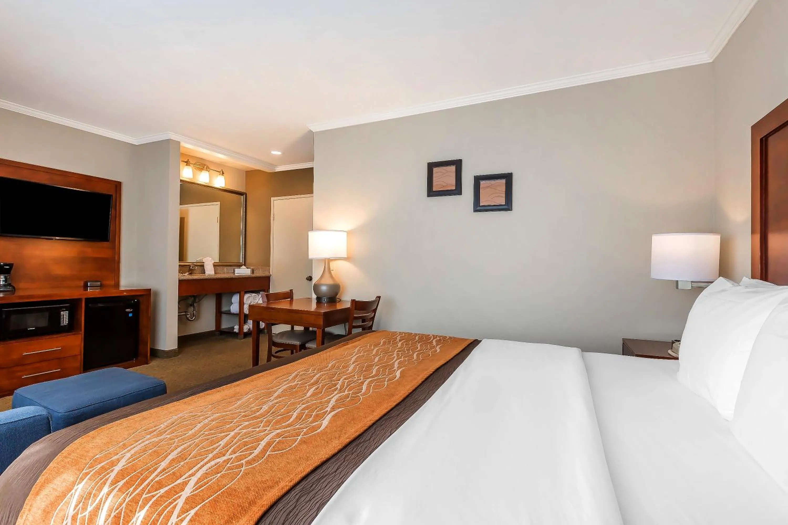 Property building, Bed in Comfort Inn Santa Monica - West Los Angeles