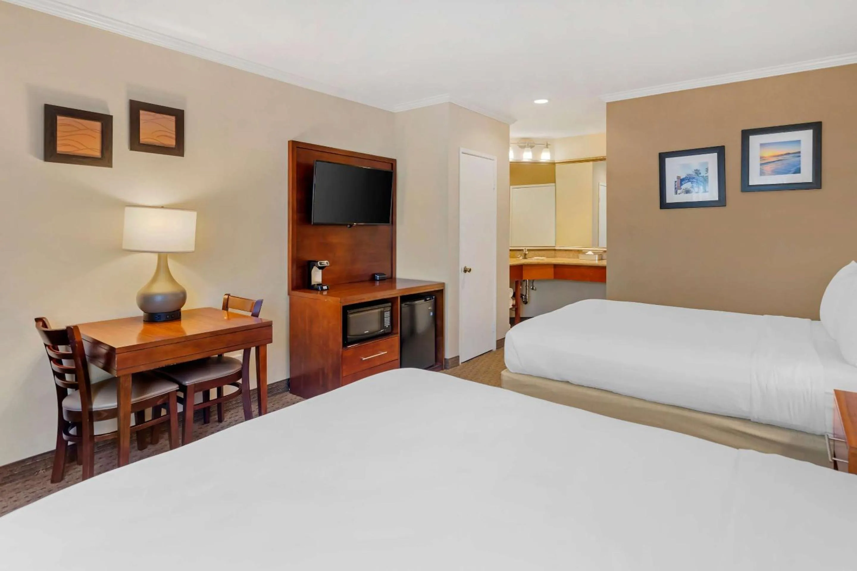 Bedroom, Bed in Comfort Inn Santa Monica - West Los Angeles