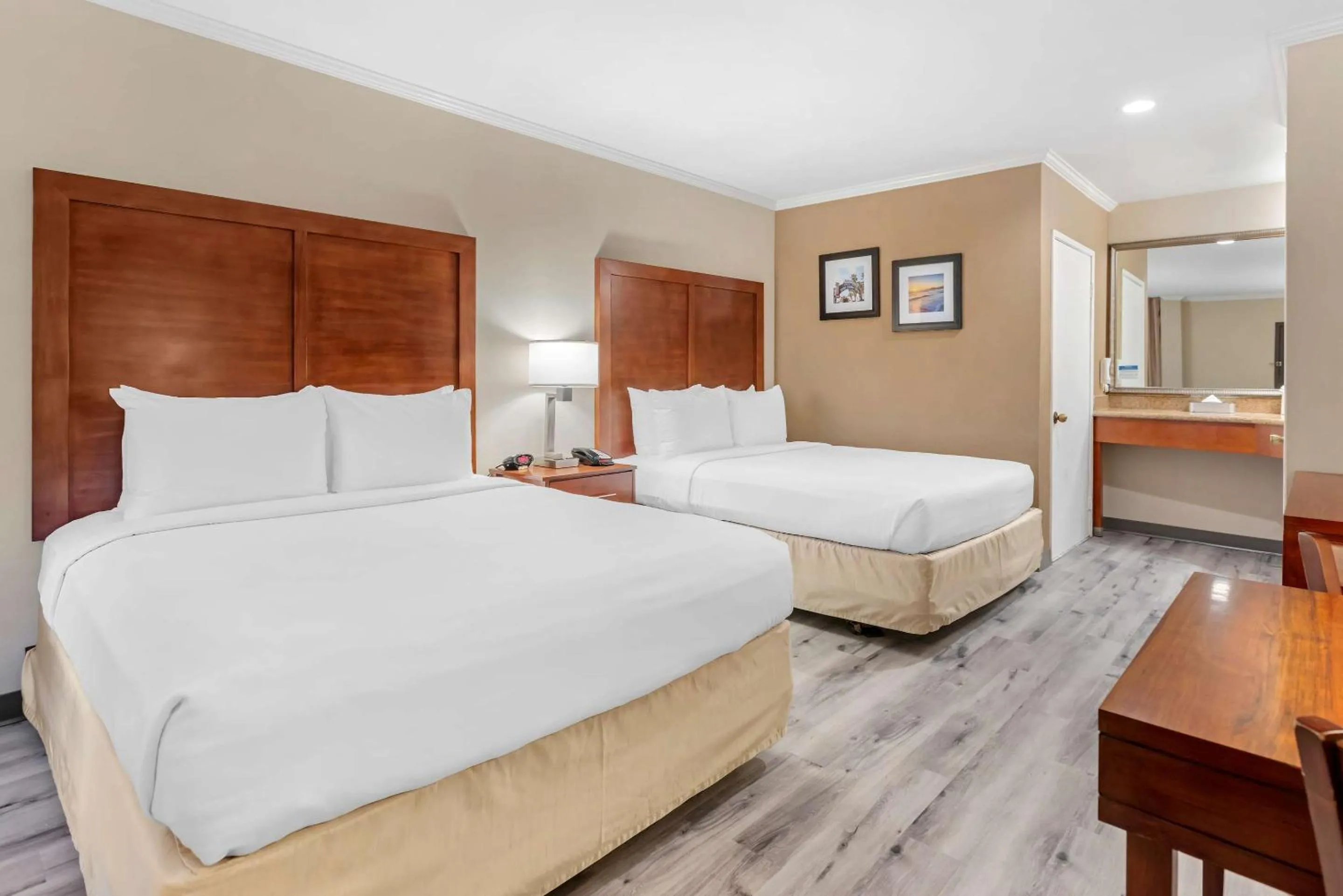 Bedroom, Bed in Comfort Inn Santa Monica - West Los Angeles