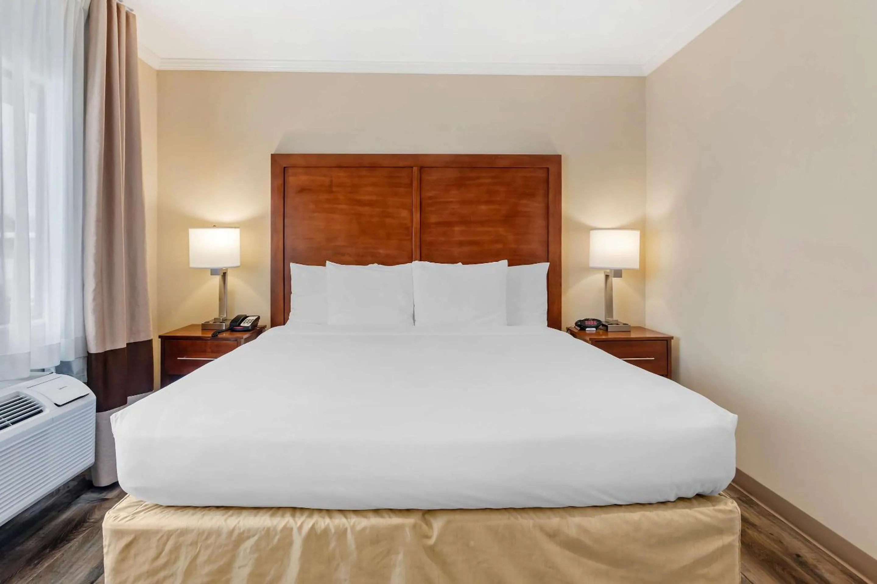 Bedroom, Bed in Comfort Inn Santa Monica - West Los Angeles