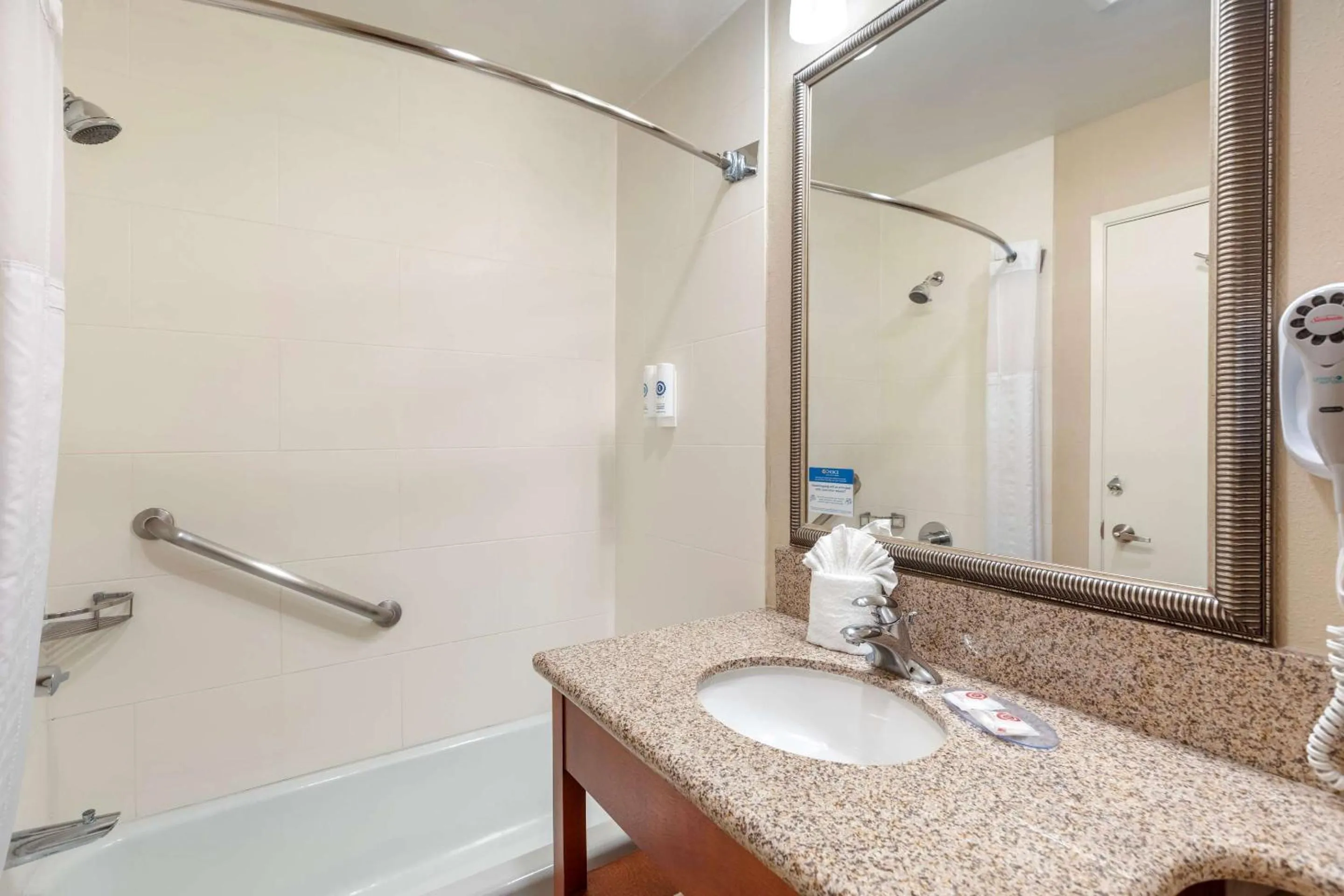 Bedroom in Comfort Inn Santa Monica - West Los Angeles