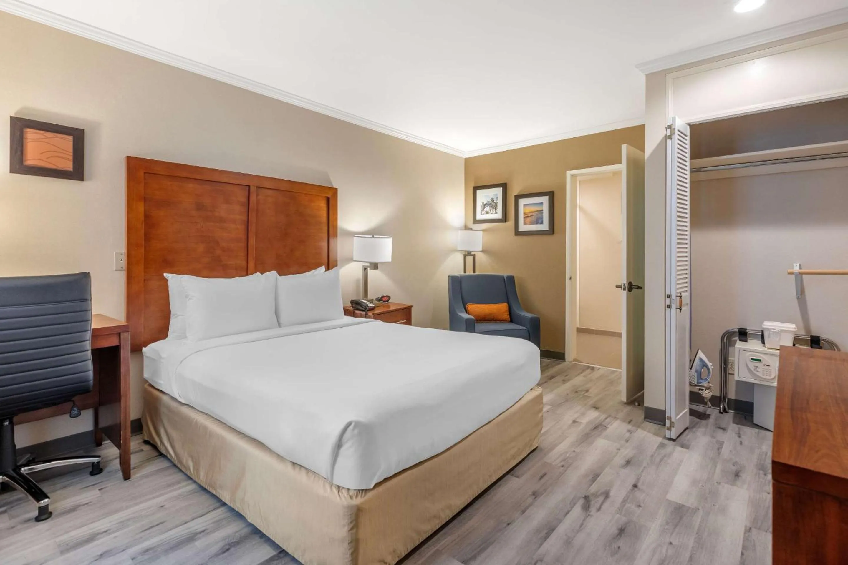 Bedroom, Bed in Comfort Inn Santa Monica - West Los Angeles