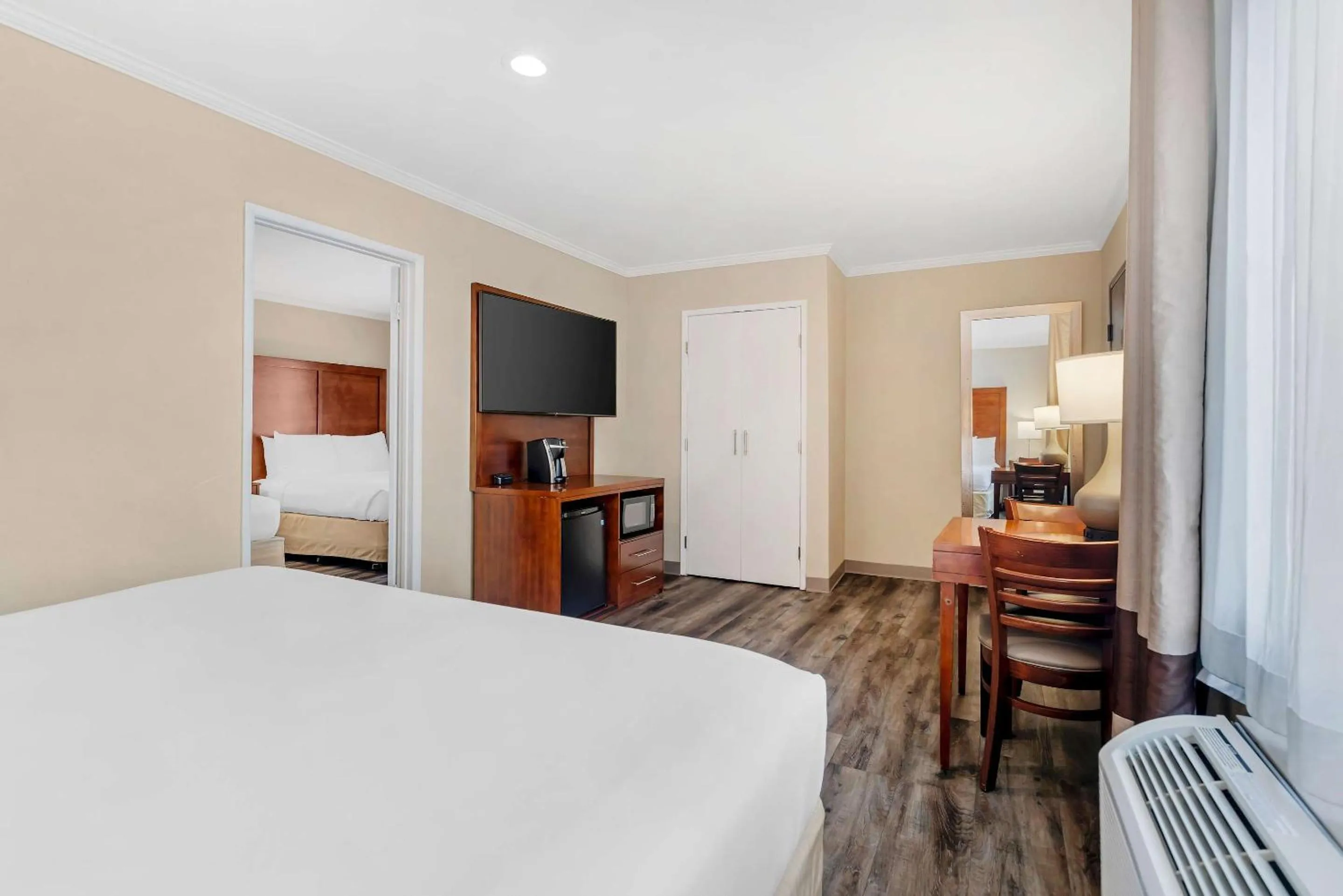 Bedroom, Bed in Comfort Inn Santa Monica - West Los Angeles