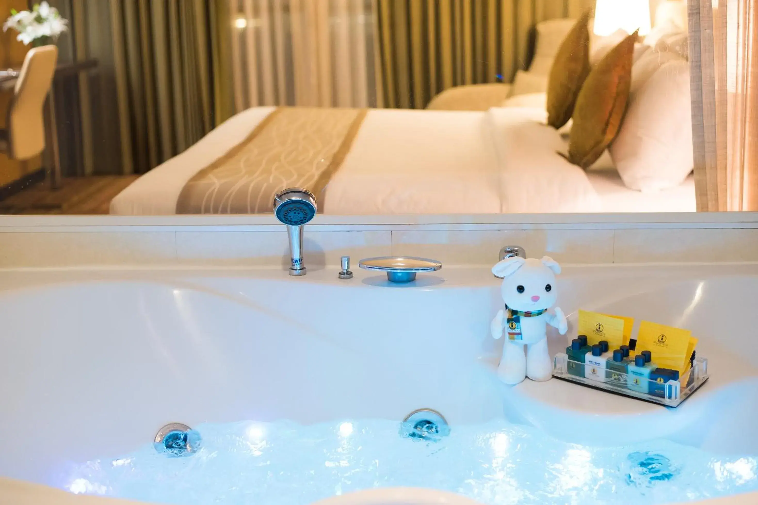 Bathroom, Bed in Intimate Hotel Pattaya - SHA Extra Plus