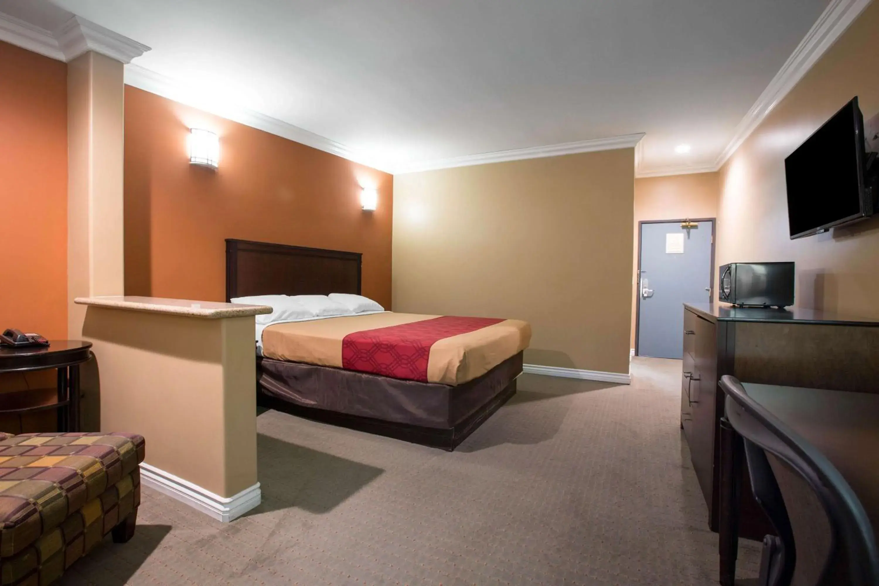 Photo of the whole room, Bed in Baymont by Wyndham Ontario Photo of the whole room, Bed in Baymont by Wyndham Ontario