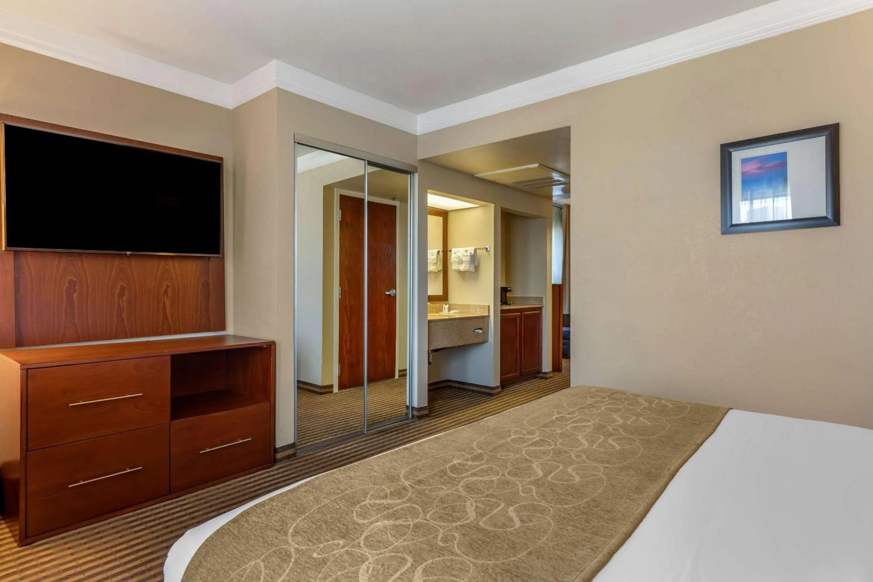 Bedroom, Bed in Comfort Suites Visalia - Convention Center