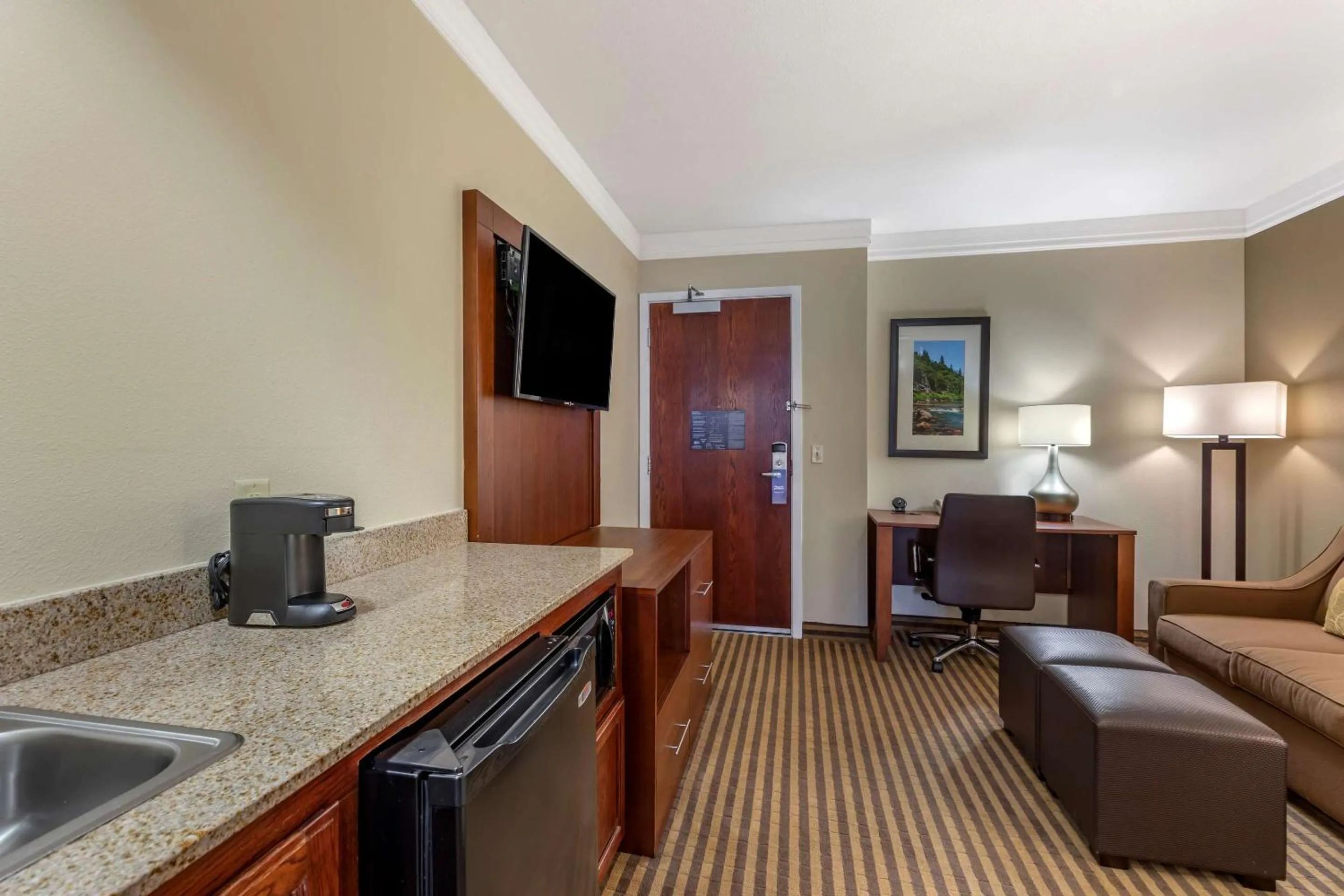 Bedroom in Comfort Suites Visalia - Convention Center