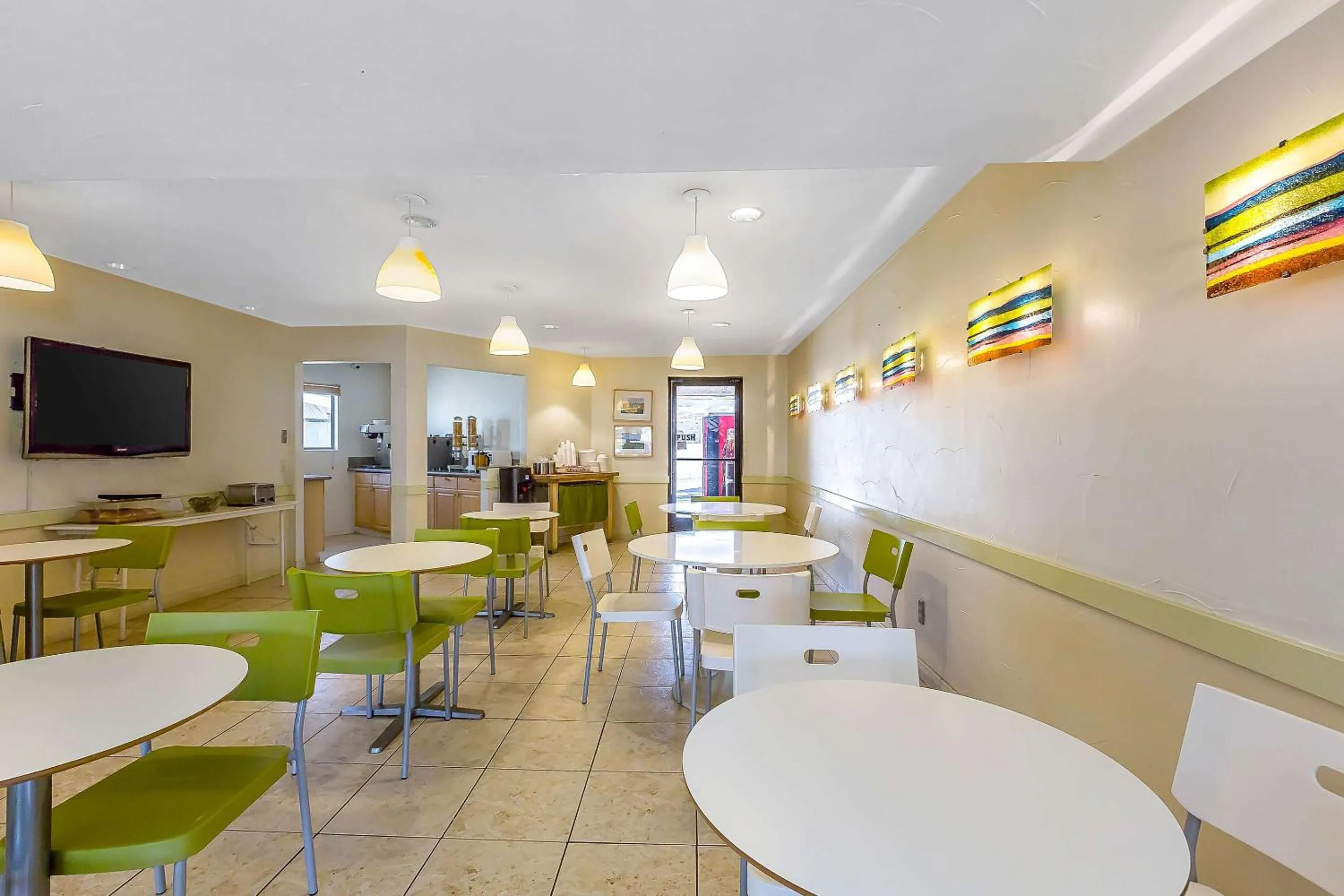 Breakfast in Rodeway Inn Magic Mountain Area