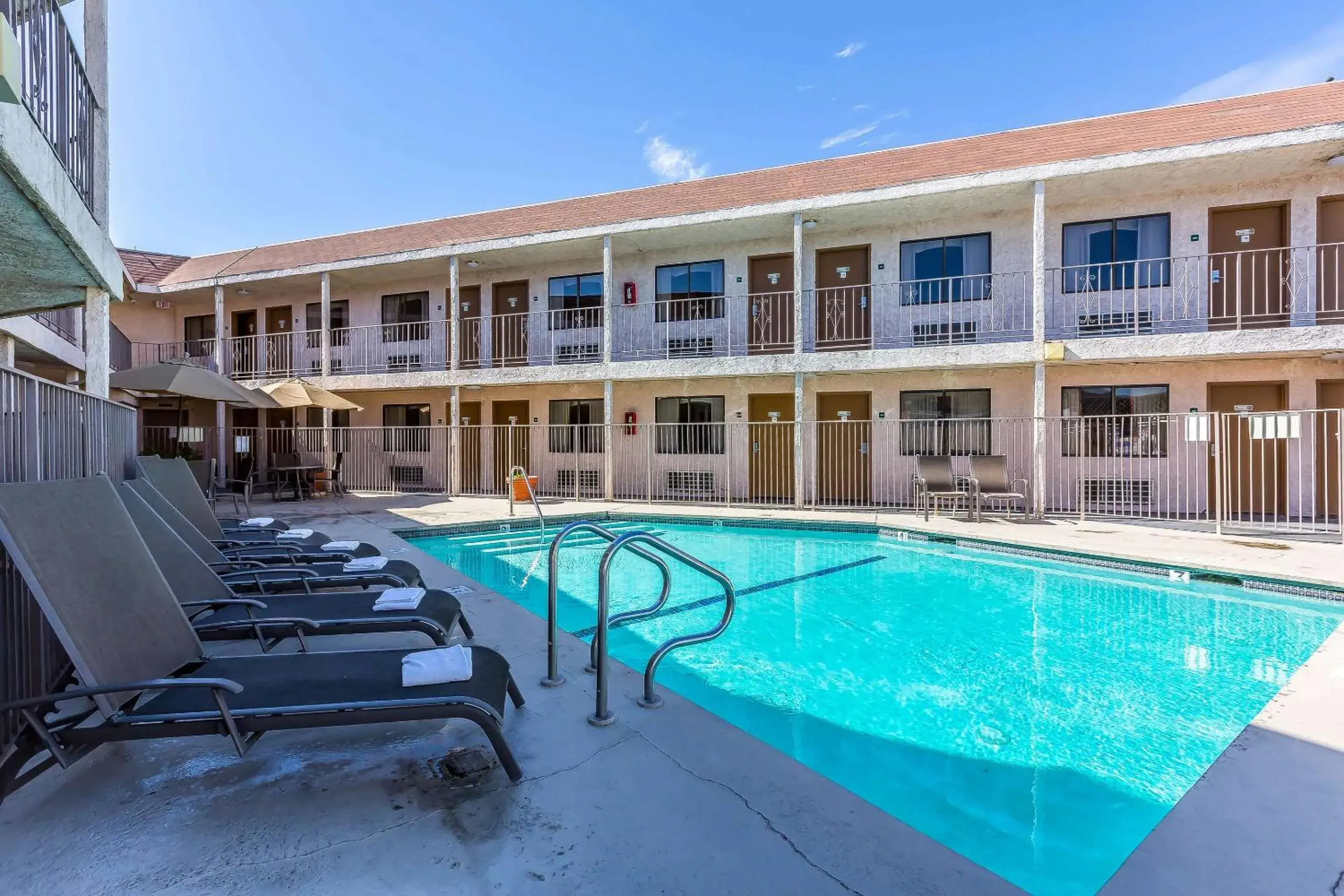 Swimming pool in Rodeway Inn Magic Mountain Area Swimming pool in Rodeway Inn Magic Mountain Area