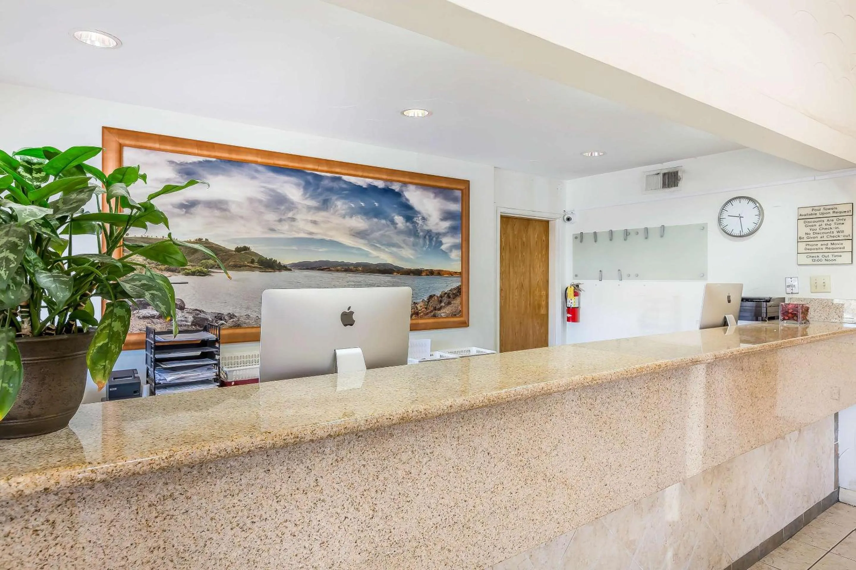 Lobby or reception in Rodeway Inn Magic Mountain Area