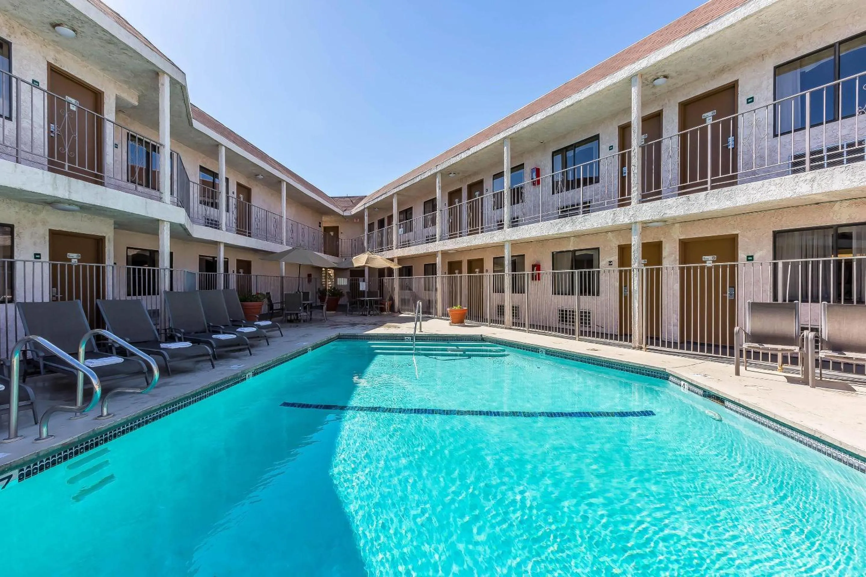 Swimming pool in Rodeway Inn Magic Mountain Area