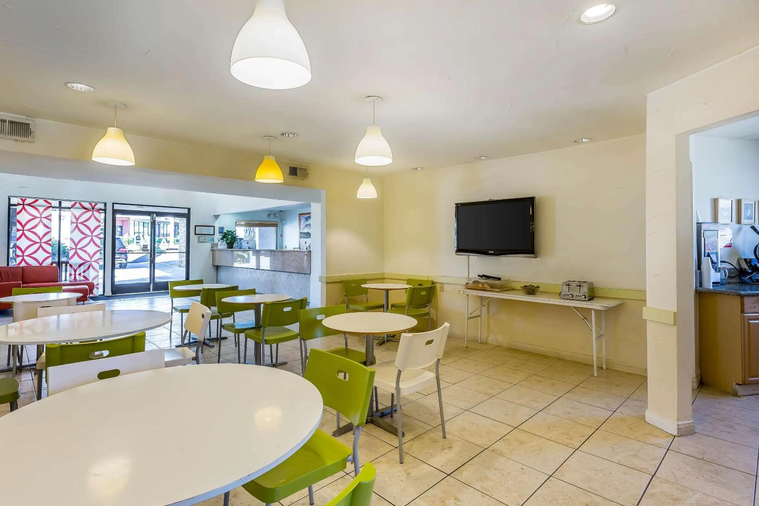 Breakfast in Rodeway Inn Magic Mountain Area