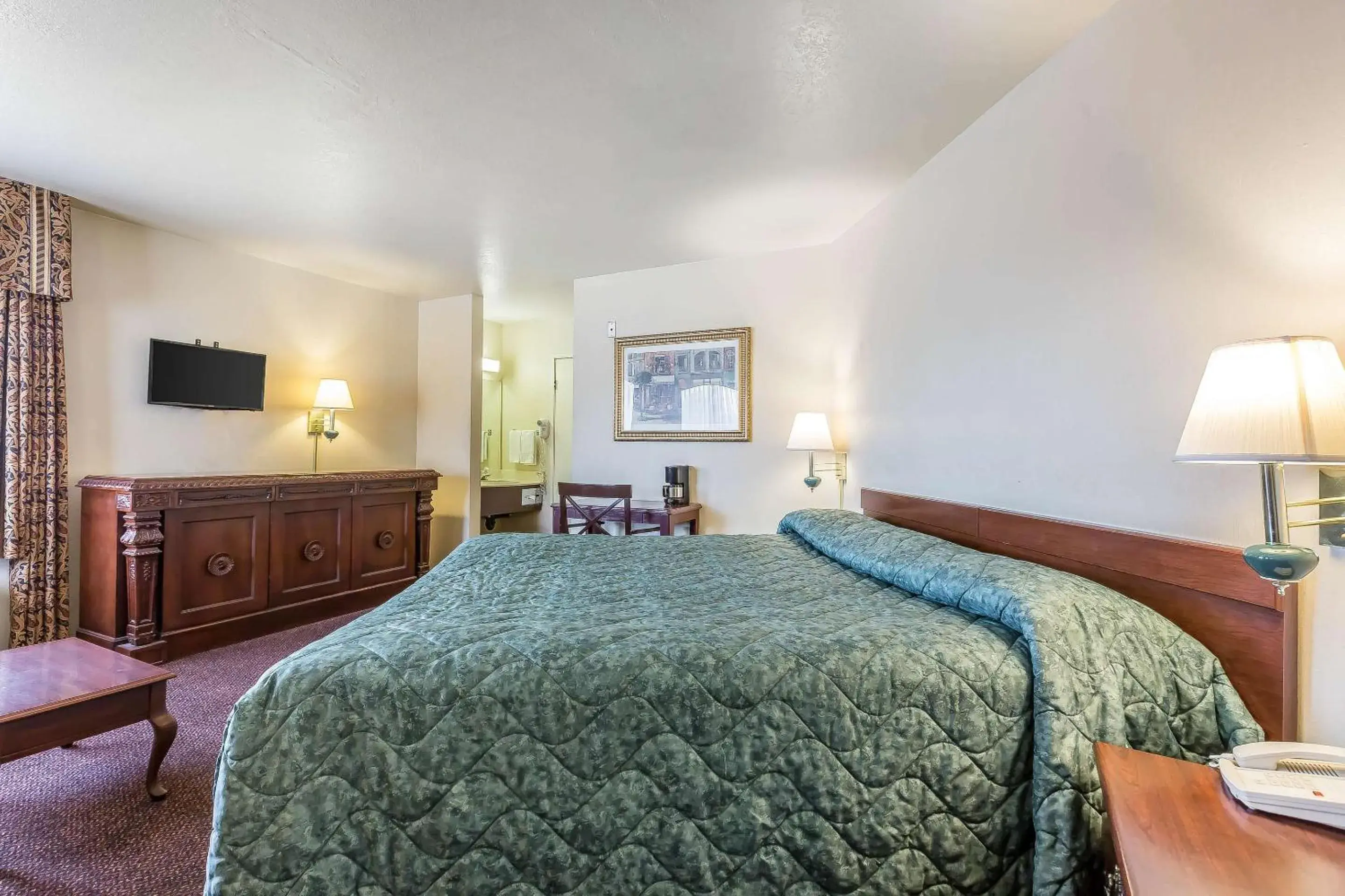 Bedroom, Bed in Rodeway Inn Magic Mountain Area Bedroom, Bed in Rodeway Inn Magic Mountain Area